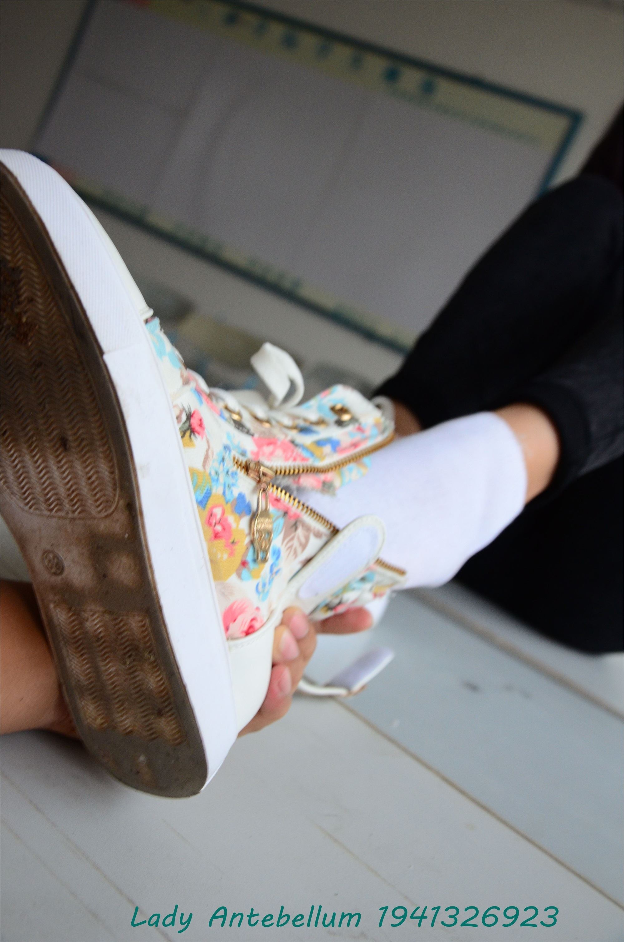 战前女神  恋足美腿棉袜女神级摄影套图 070