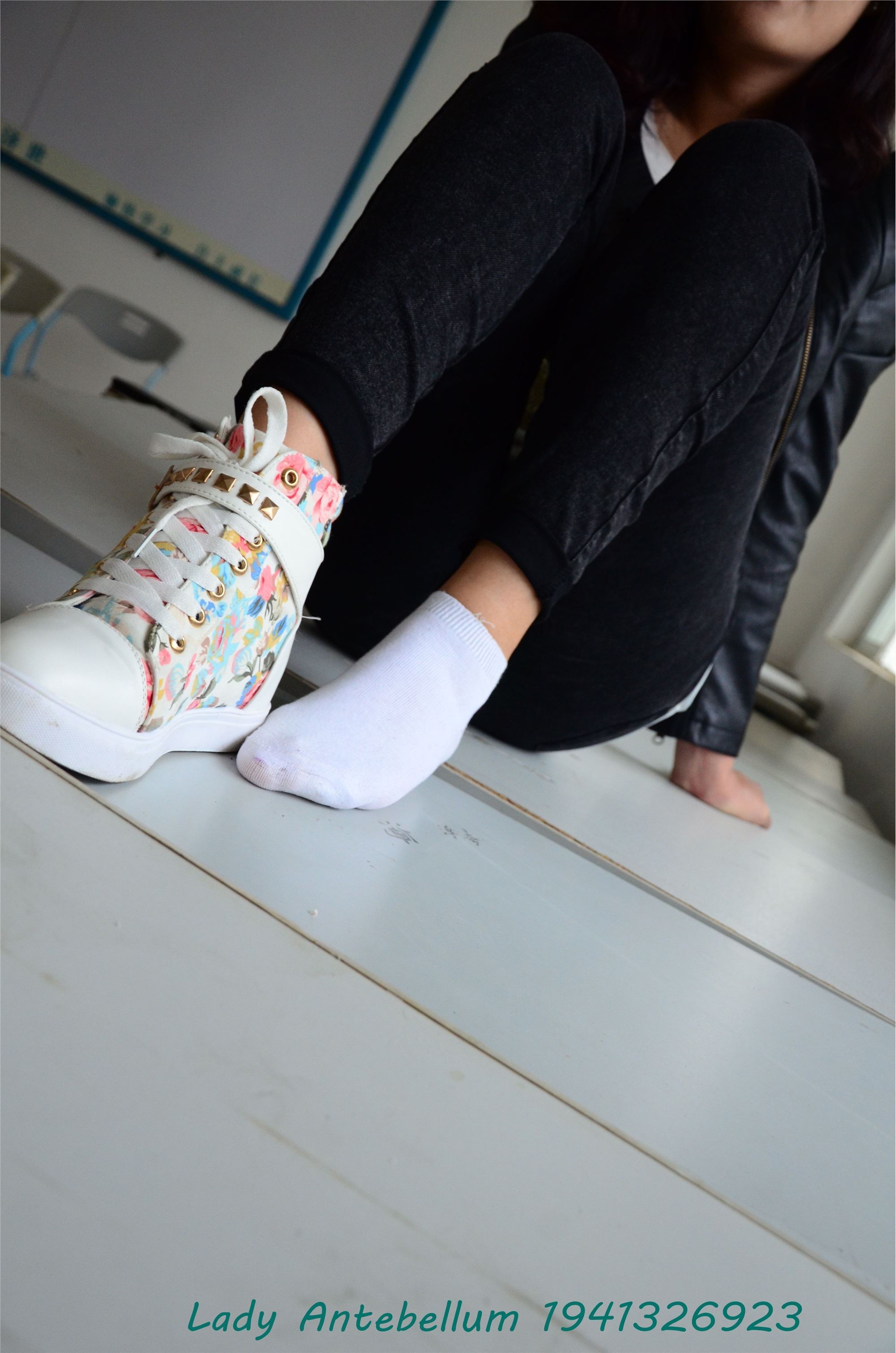 战前女神  恋足美腿棉袜女神级摄影套图 070