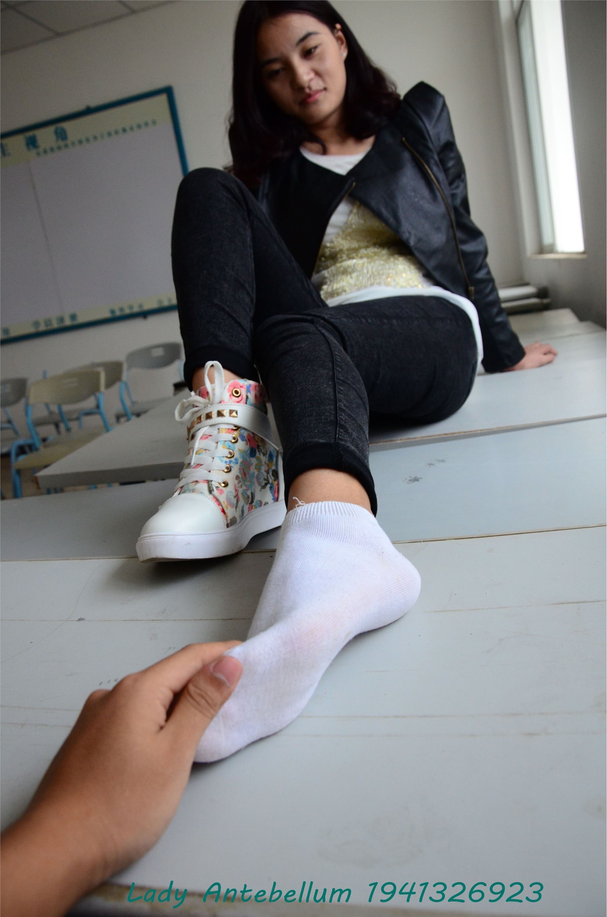 战前女神  恋足美腿棉袜女神级摄影套图 070