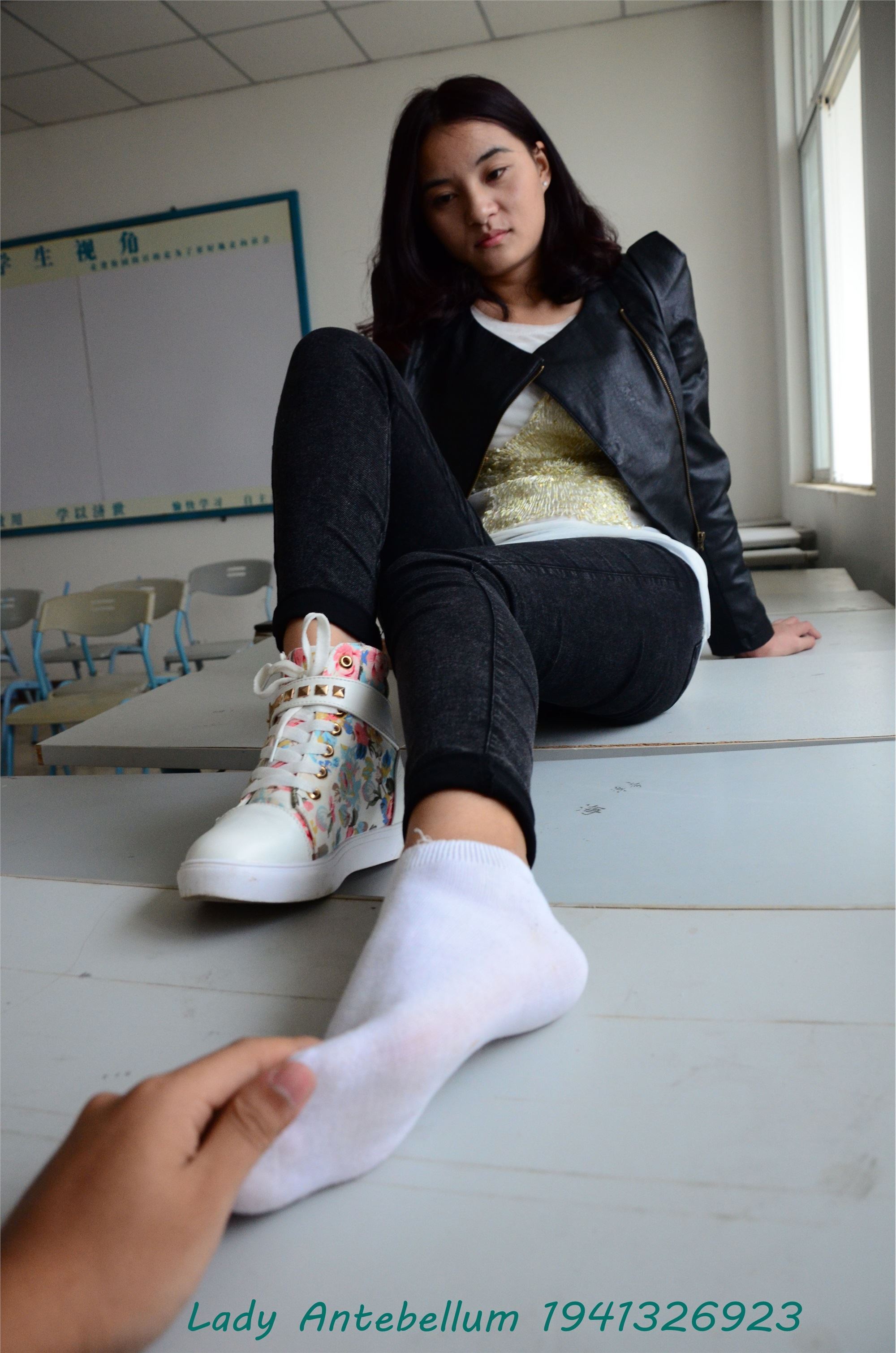 战前女神  恋足美腿棉袜女神级摄影套图 070