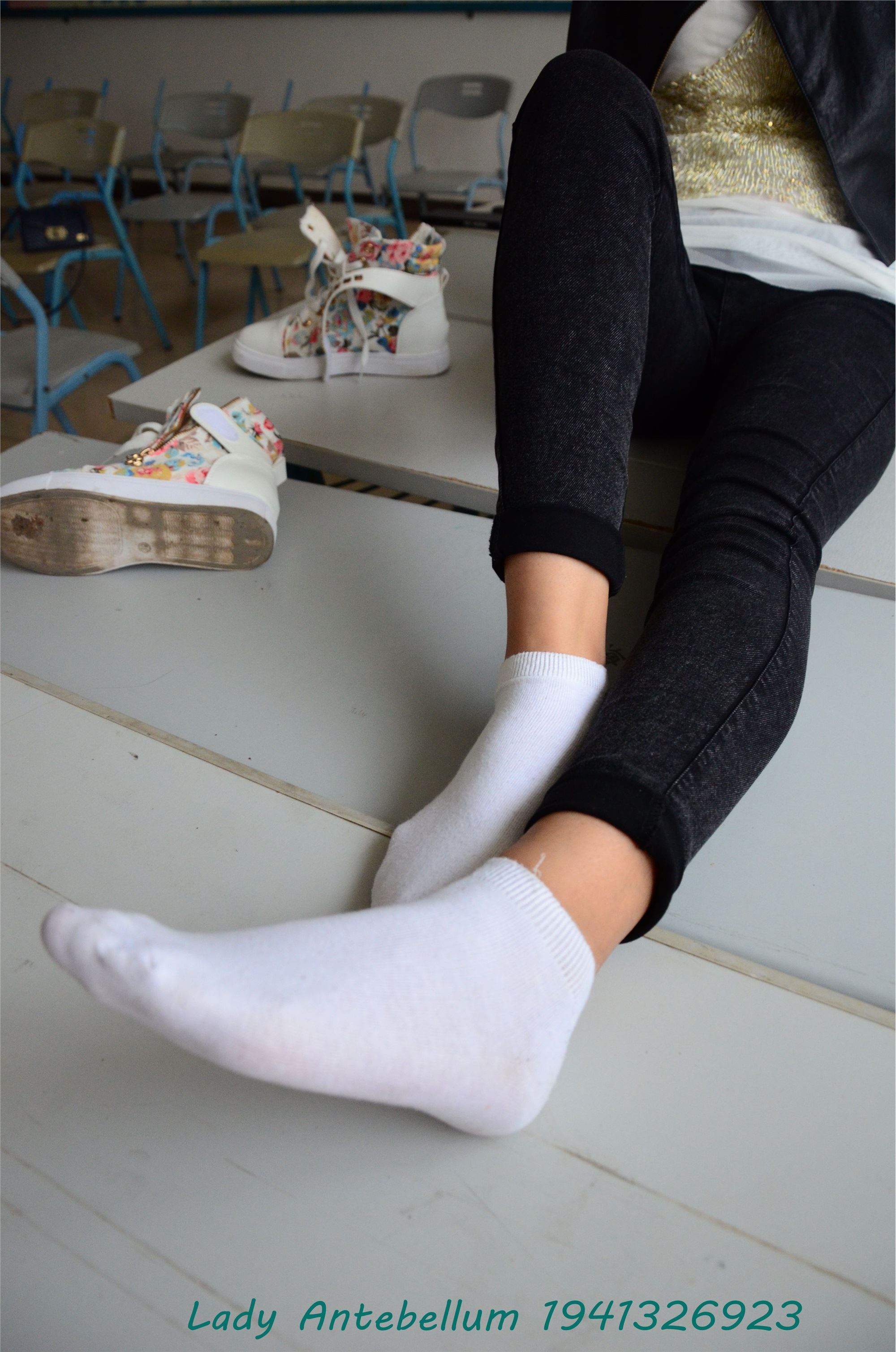 战前女神  恋足美腿棉袜女神级摄影套图 070