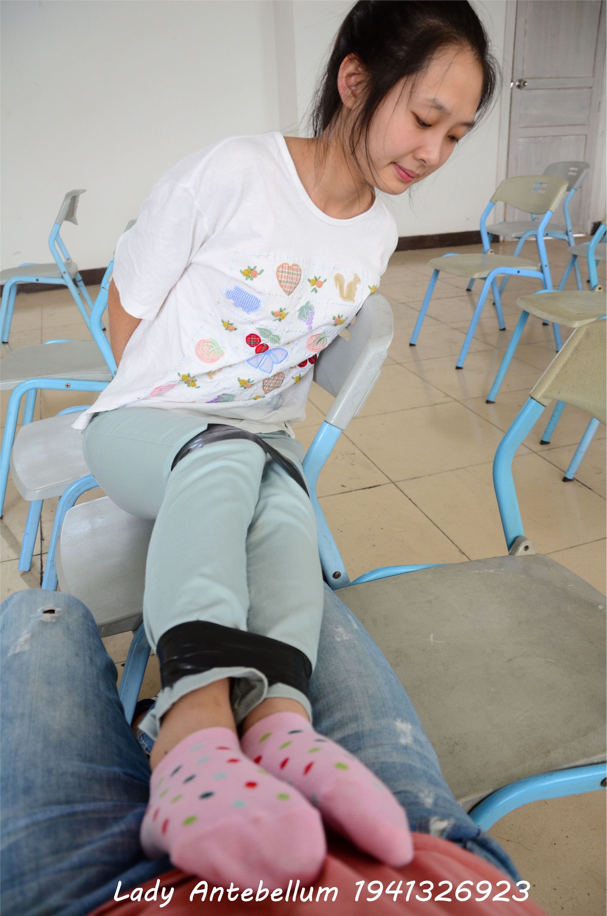 战前女神  恋足美腿棉袜女神级摄影套图 071