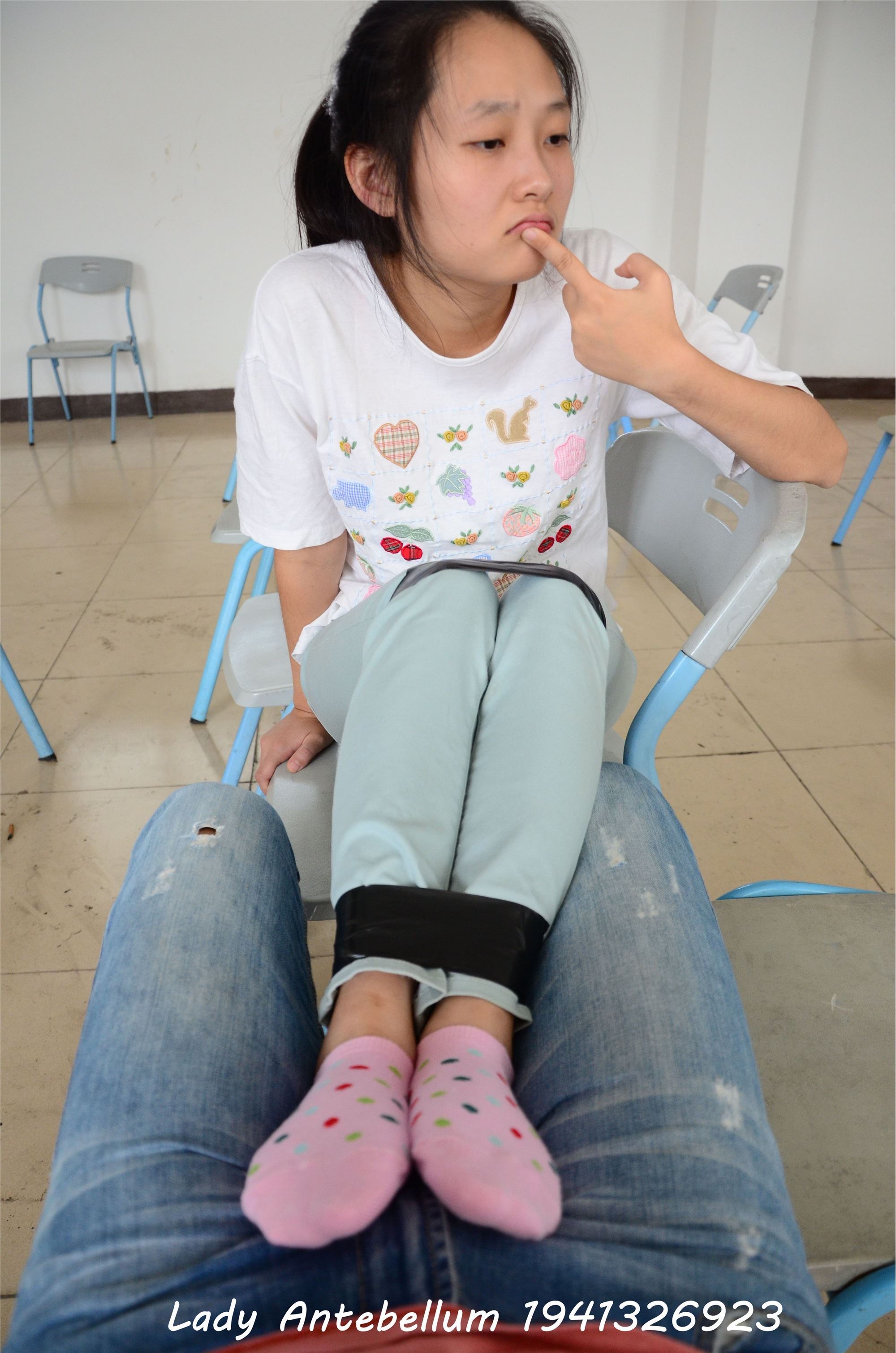 战前女神  恋足美腿棉袜女神级摄影套图 071