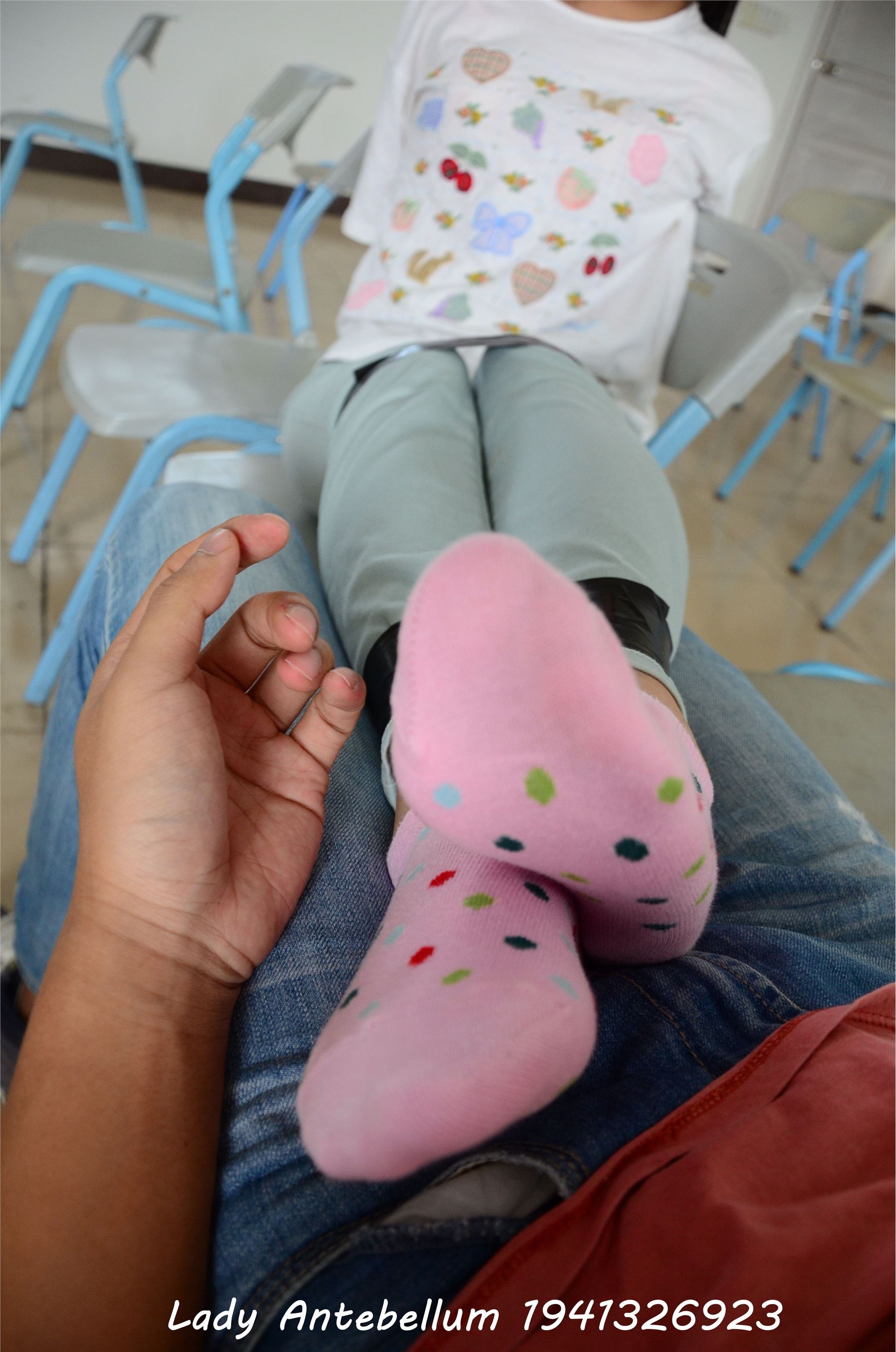 战前女神  恋足美腿棉袜女神级摄影套图 071