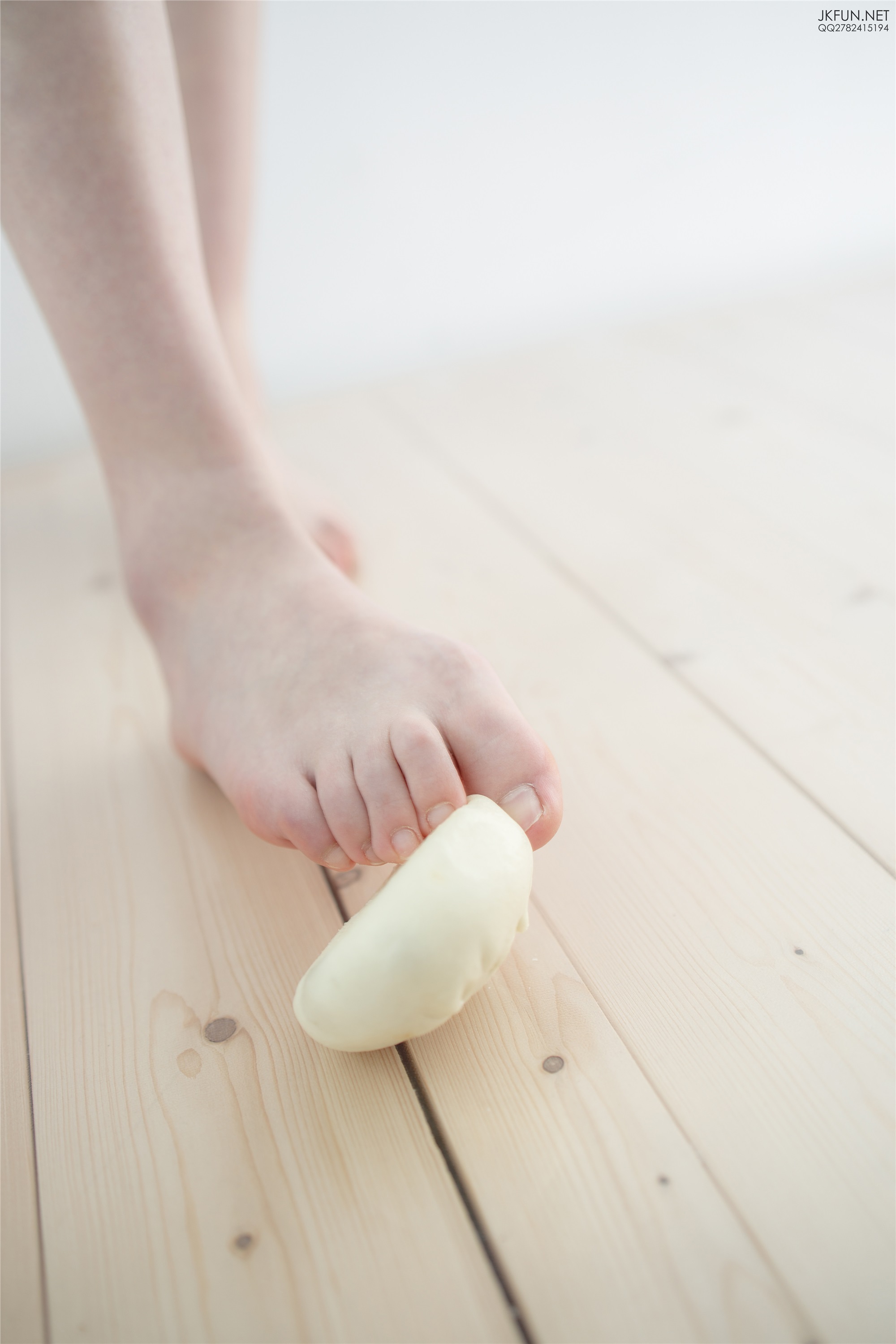 森萝财团萝莉丝足写真 JKFUN-008 Aika 60D白丝踩酱肉包