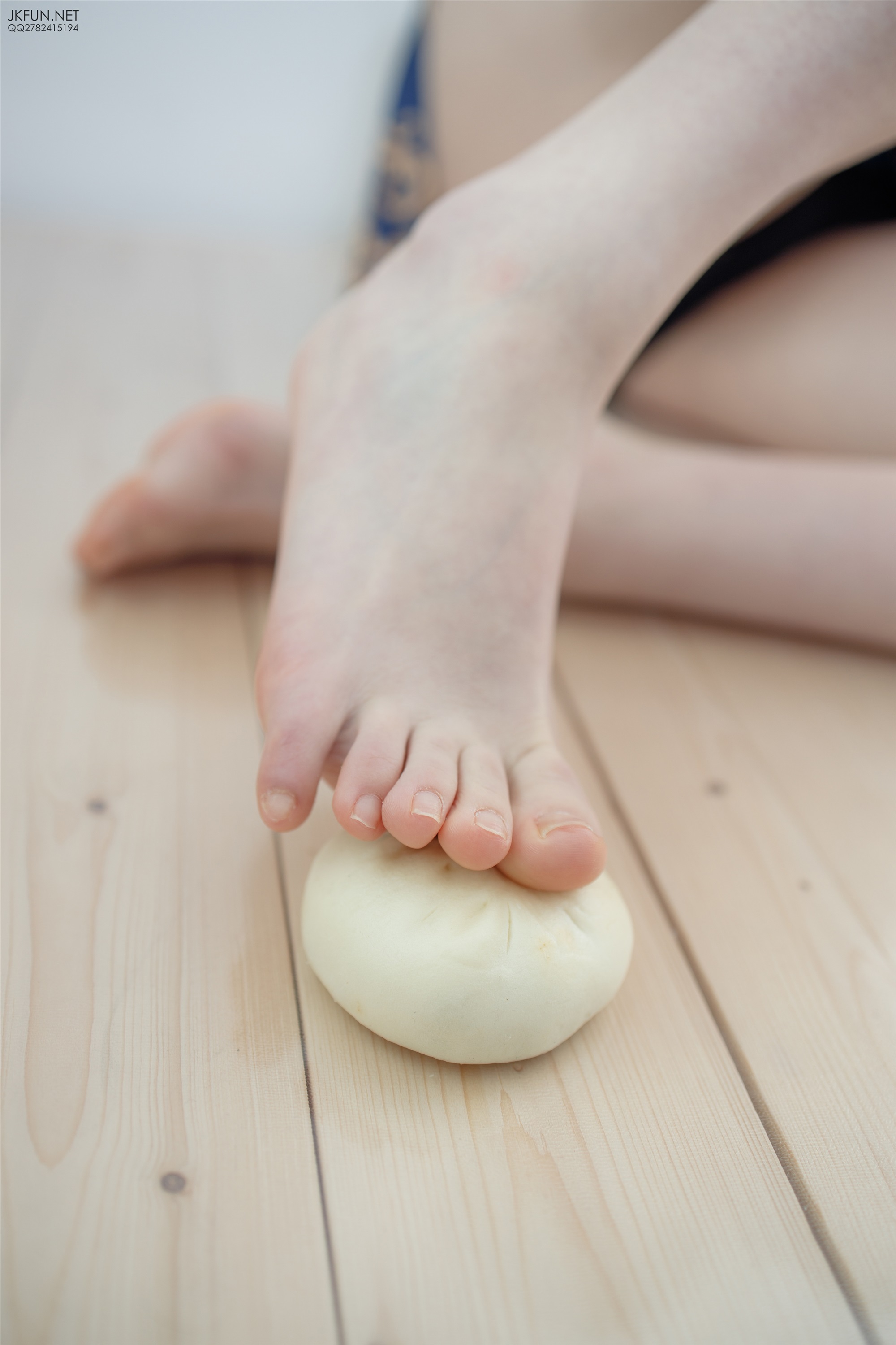 森萝财团萝莉丝足写真 JKFUN-008 Aika 60D白丝踩酱肉包