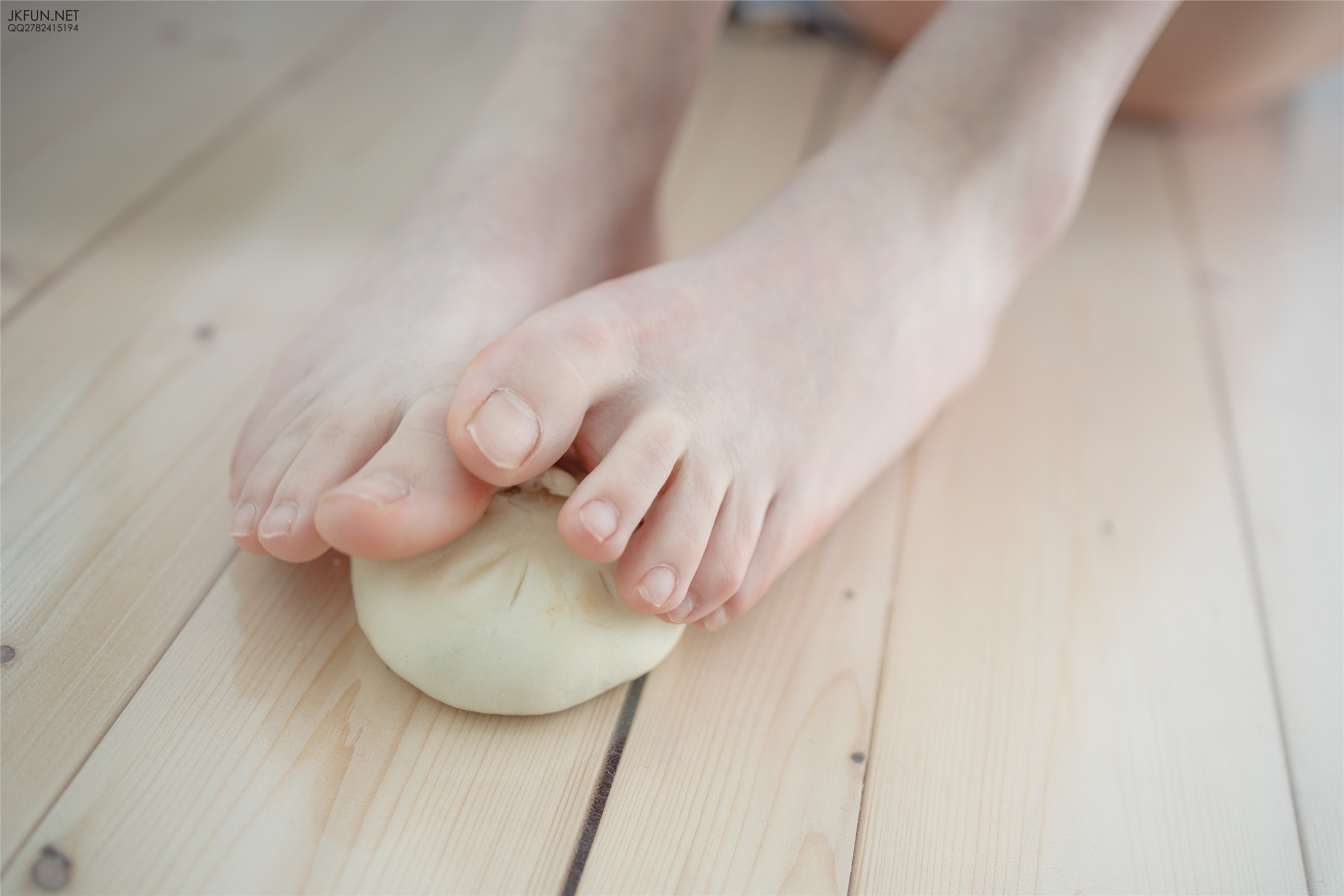 森萝财团萝莉丝足写真 JKFUN-008 Aika 60D白丝踩酱肉包