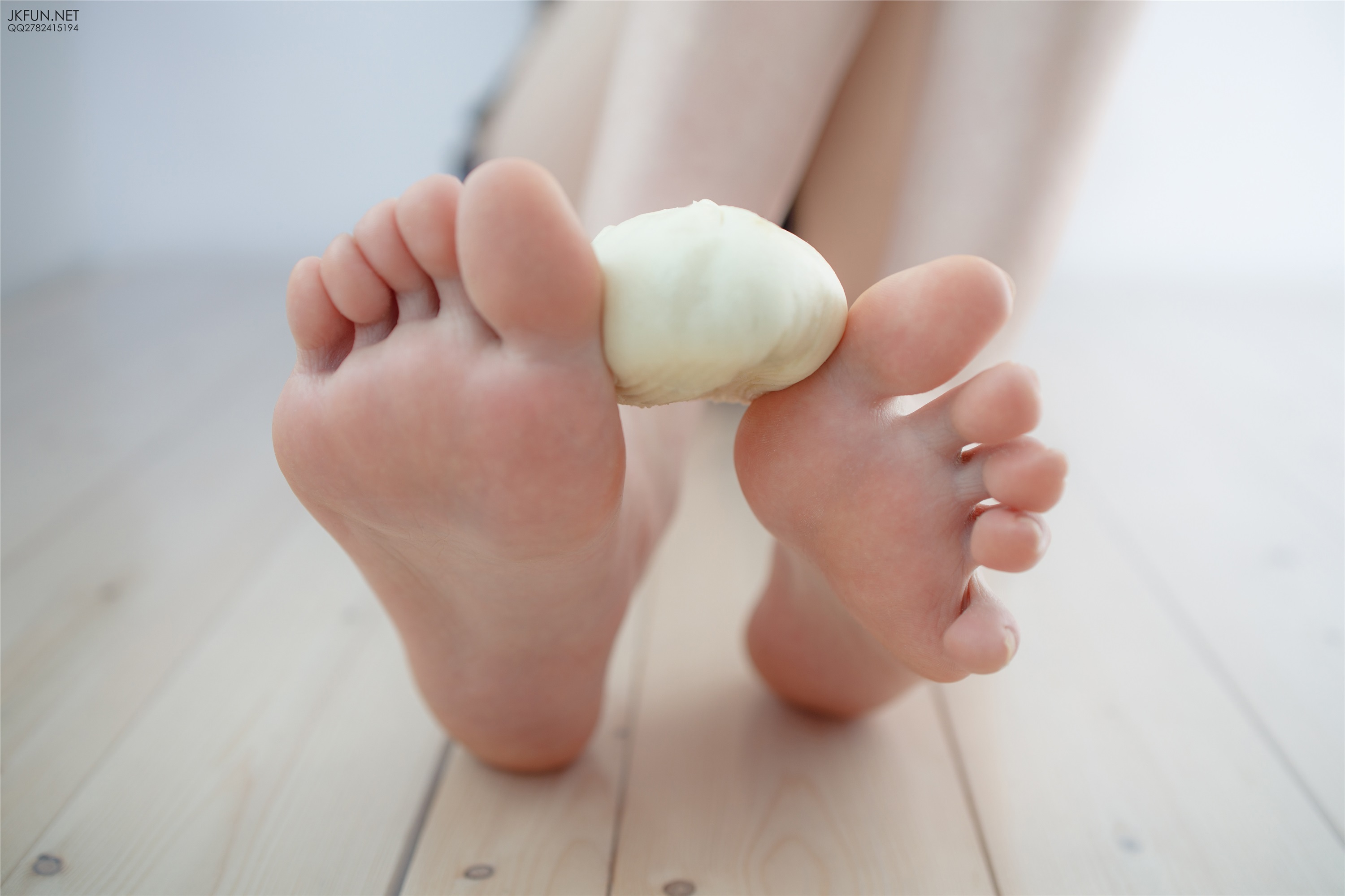 森萝财团萝莉丝足写真 JKFUN-008 Aika 60D白丝踩酱肉包