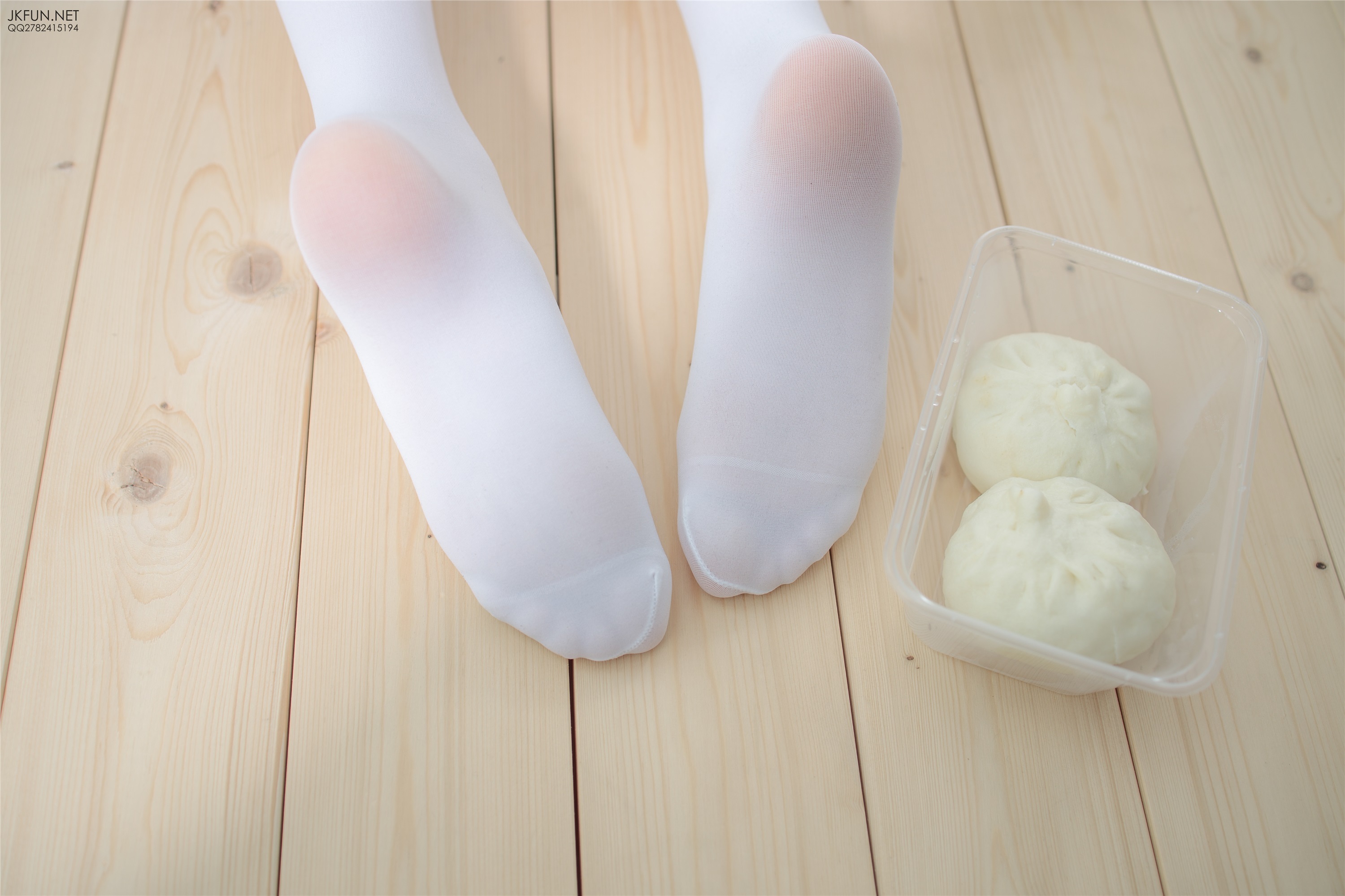 森萝财团萝莉丝足写真 JKFUN-008 Aika 60D白丝踩酱肉包