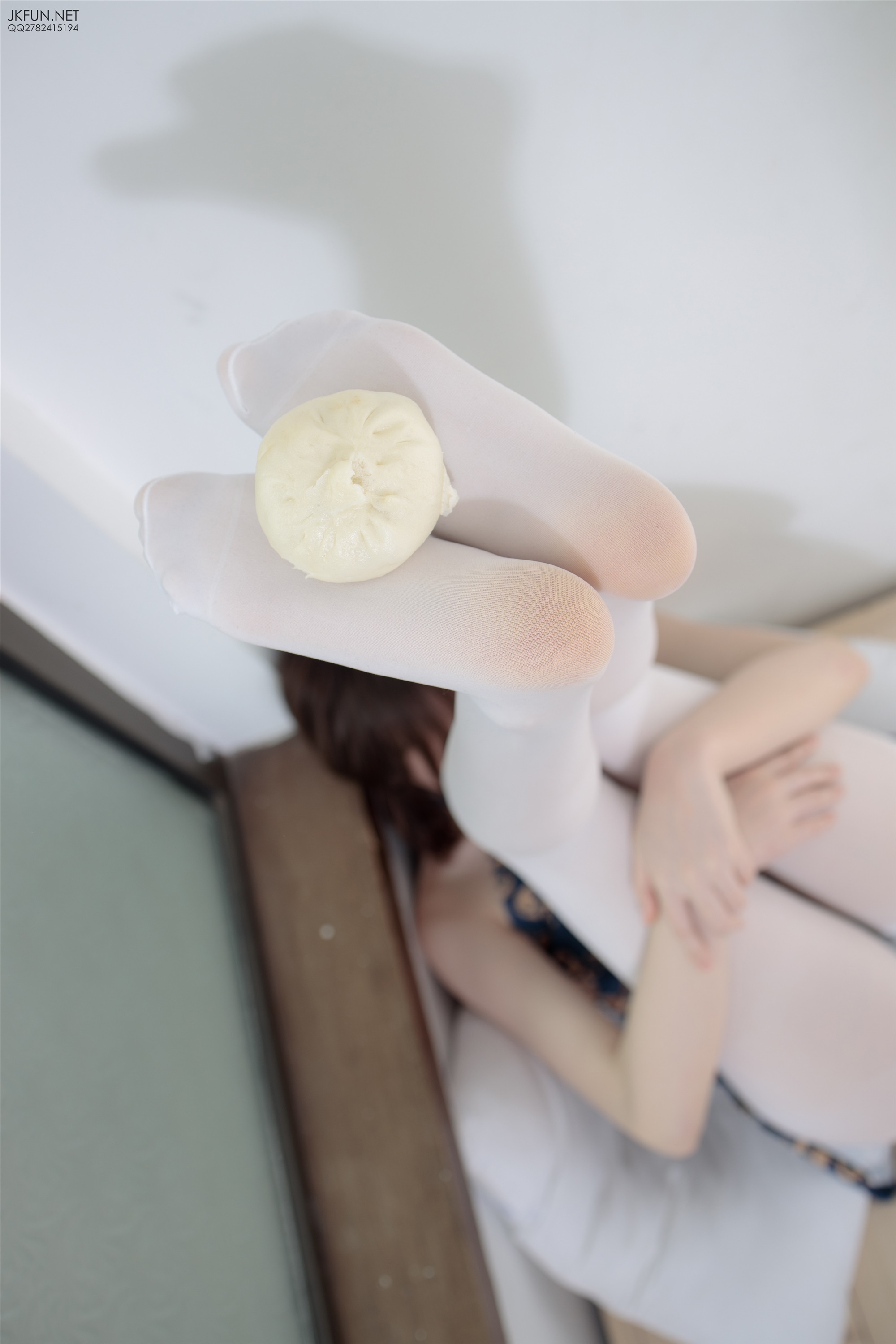 森萝财团萝莉丝足写真 JKFUN-008 Aika 60D白丝踩酱肉包