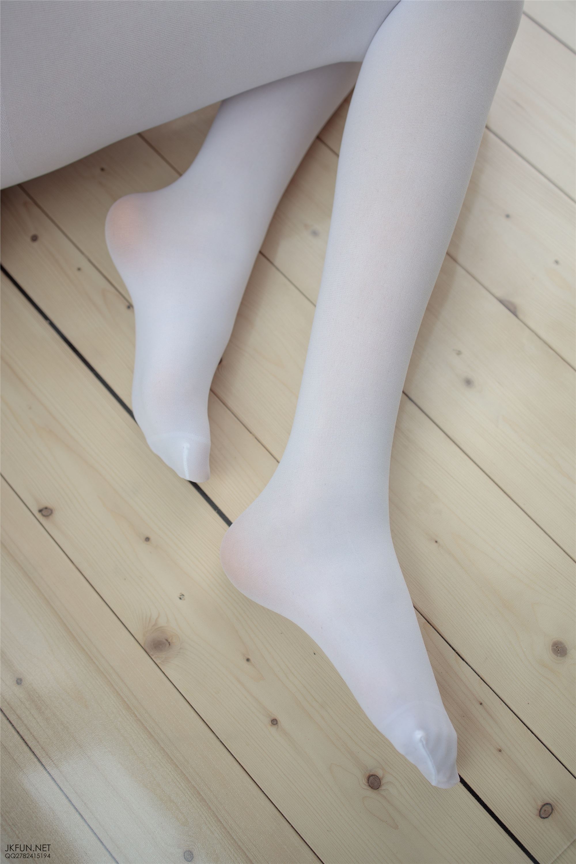 森萝财团萝莉丝足写真 JKFUN-008 Aika 60D白丝踩酱肉包