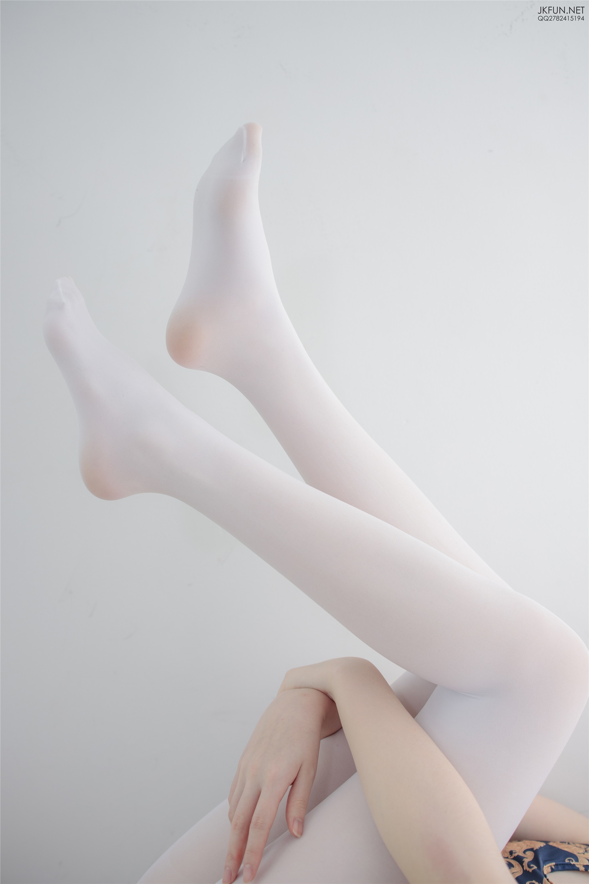 森萝财团萝莉丝足写真 JKFUN-008 Aika 60D白丝踩酱肉包