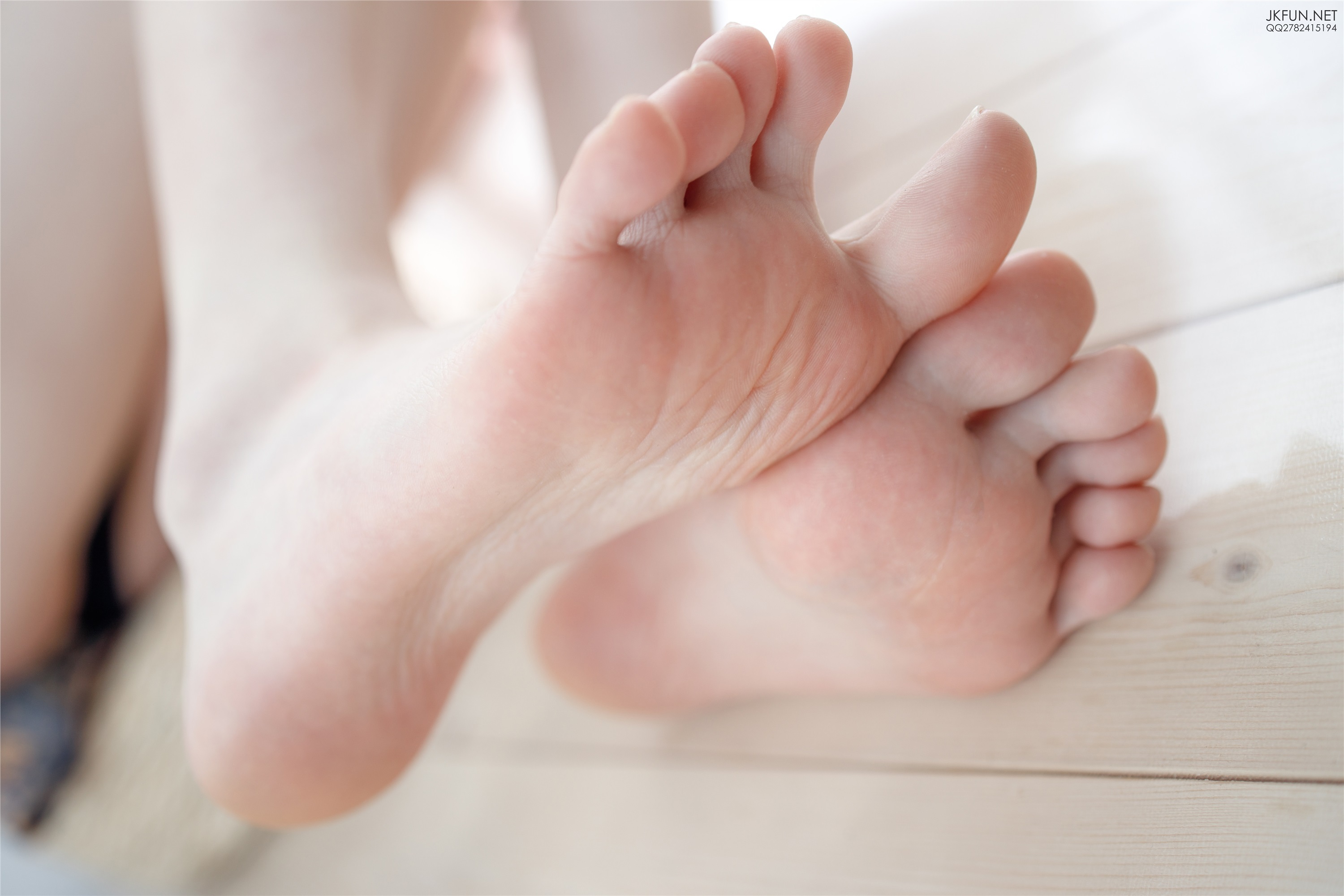 森萝财团萝莉丝足写真 JKFUN-008 Aika 60D白丝踩酱肉包