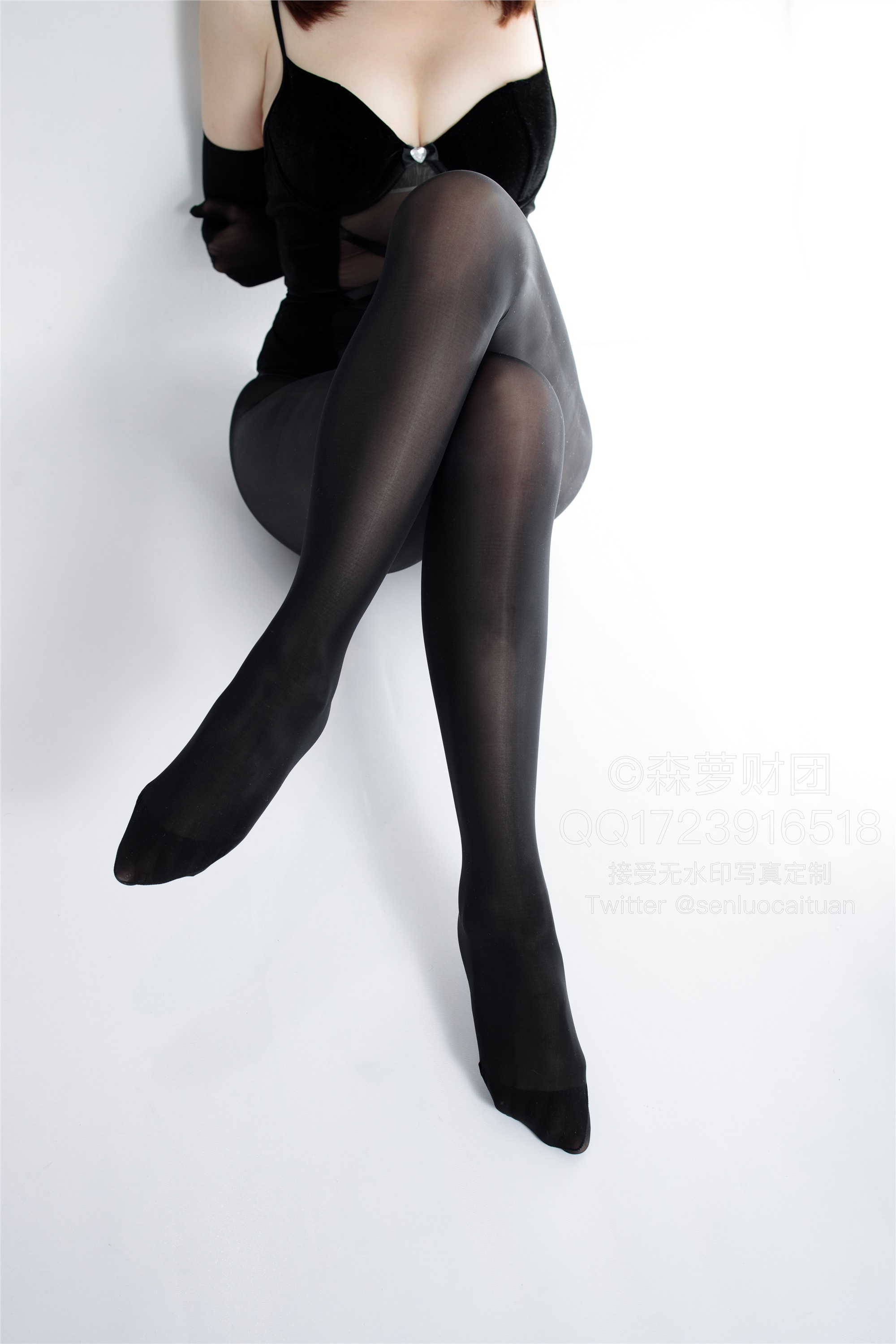 森萝财团萝莉丝足写真 WTMSB-002 黑丝网袜兔女郎