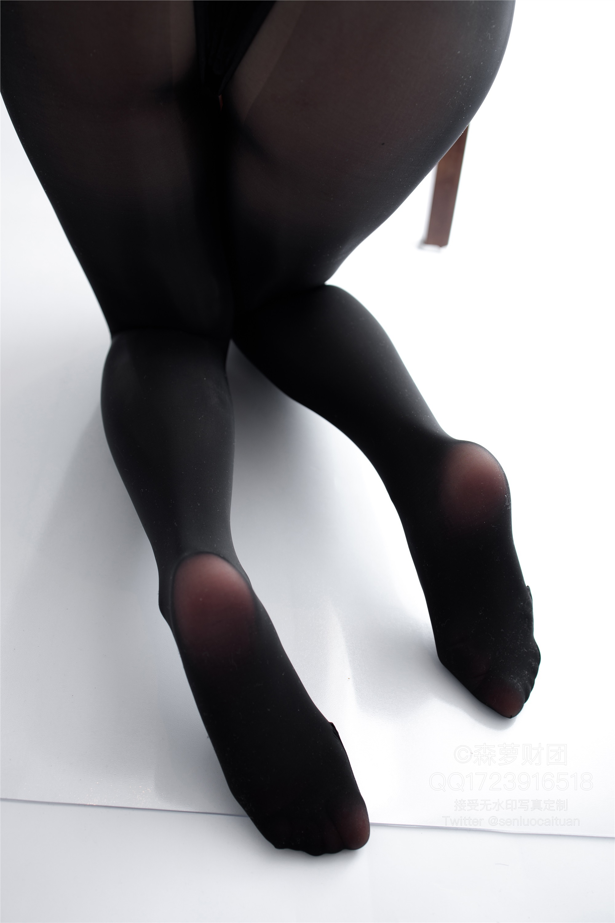 森萝财团萝莉丝足写真 WTMSB-002 黑丝网袜兔女郎