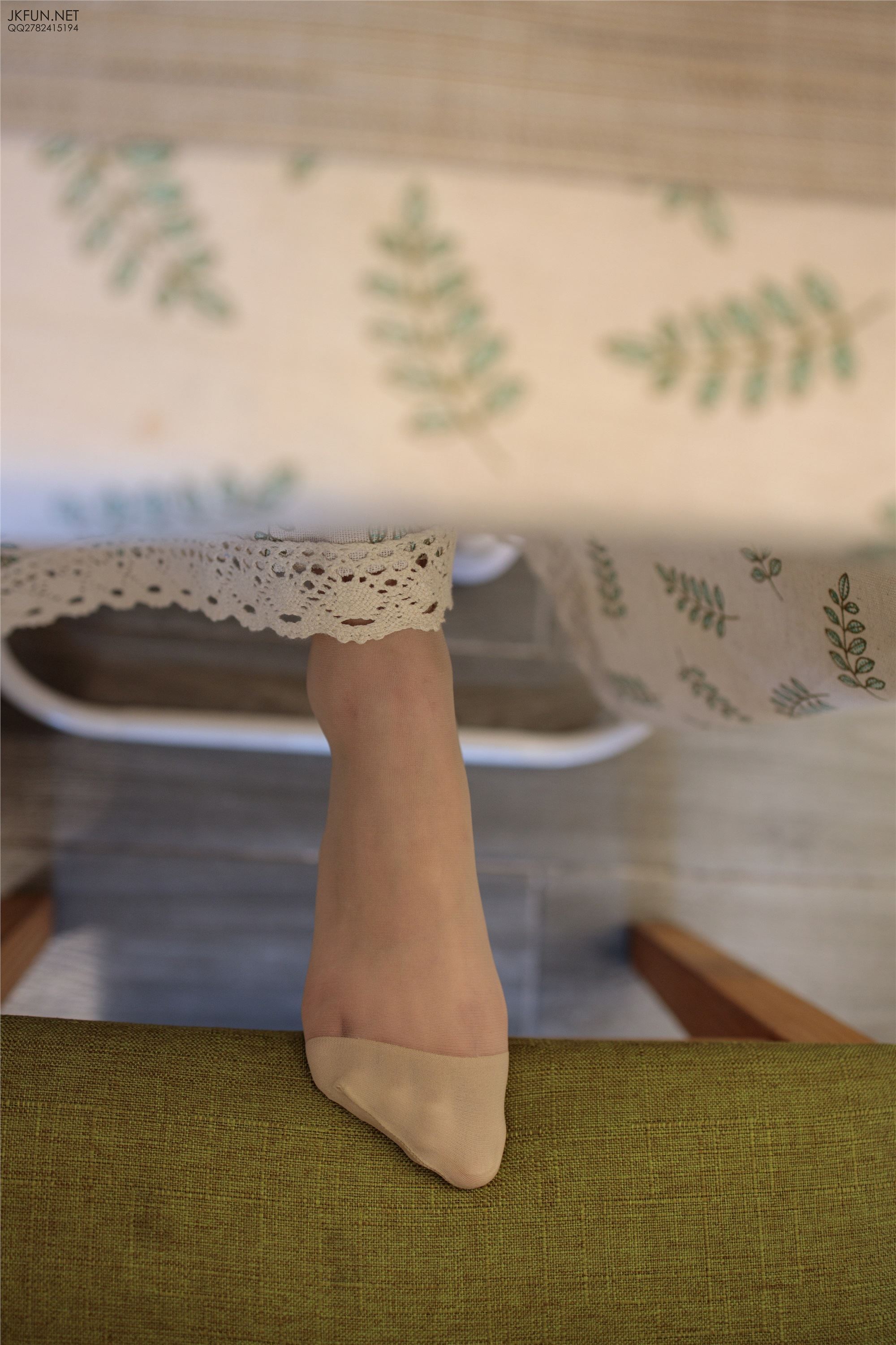 森萝财团萝莉丝足写真 JKFUN-012 10D肉丝运动鞋桌下