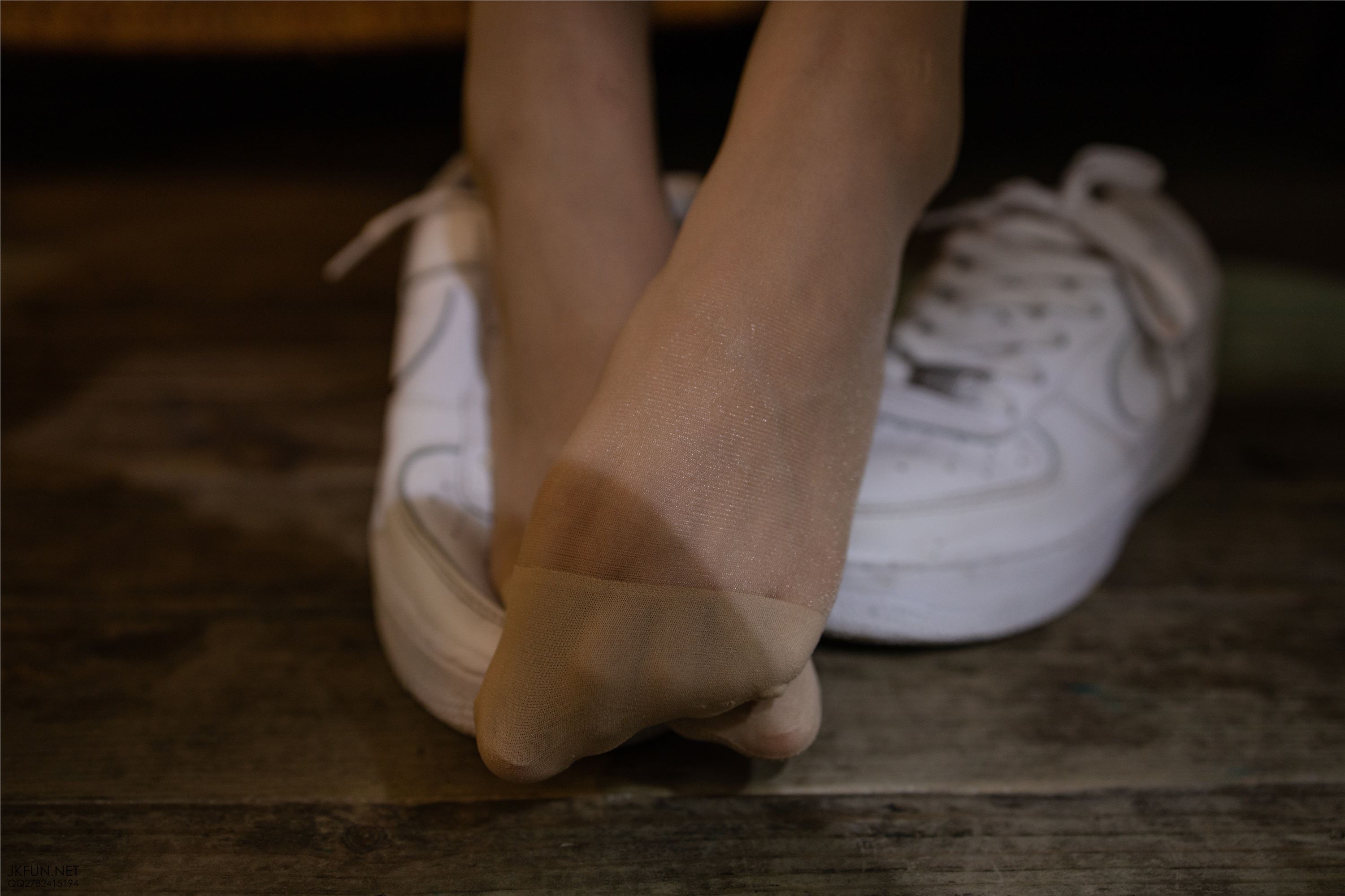 森萝财团萝莉丝足写真 JKFUN-012 10D肉丝运动鞋桌下