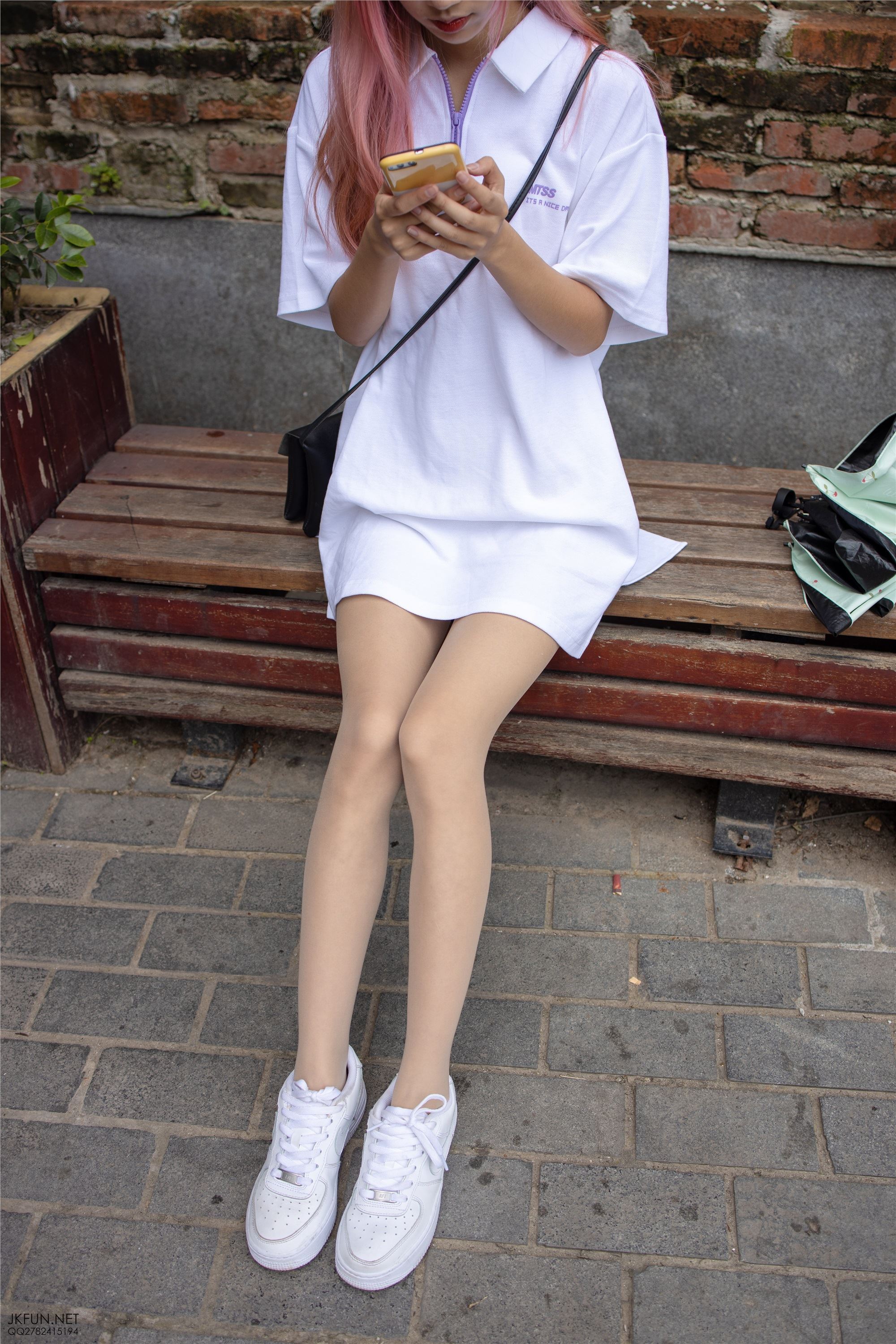 森萝财团萝莉丝足写真 JKFUN-012 10D肉丝运动鞋桌下