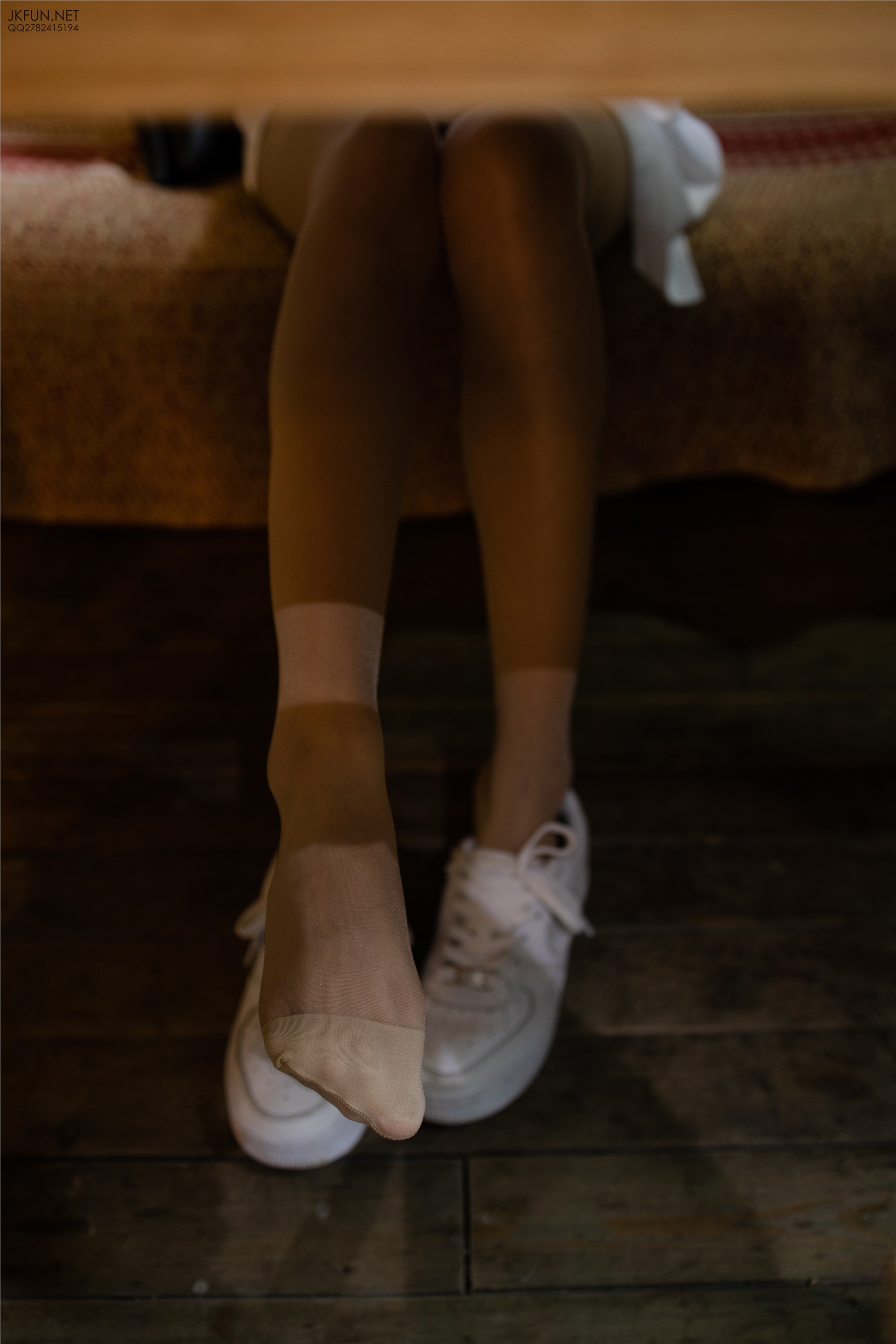 森萝财团萝莉丝足写真 JKFUN-012 10D肉丝运动鞋桌下