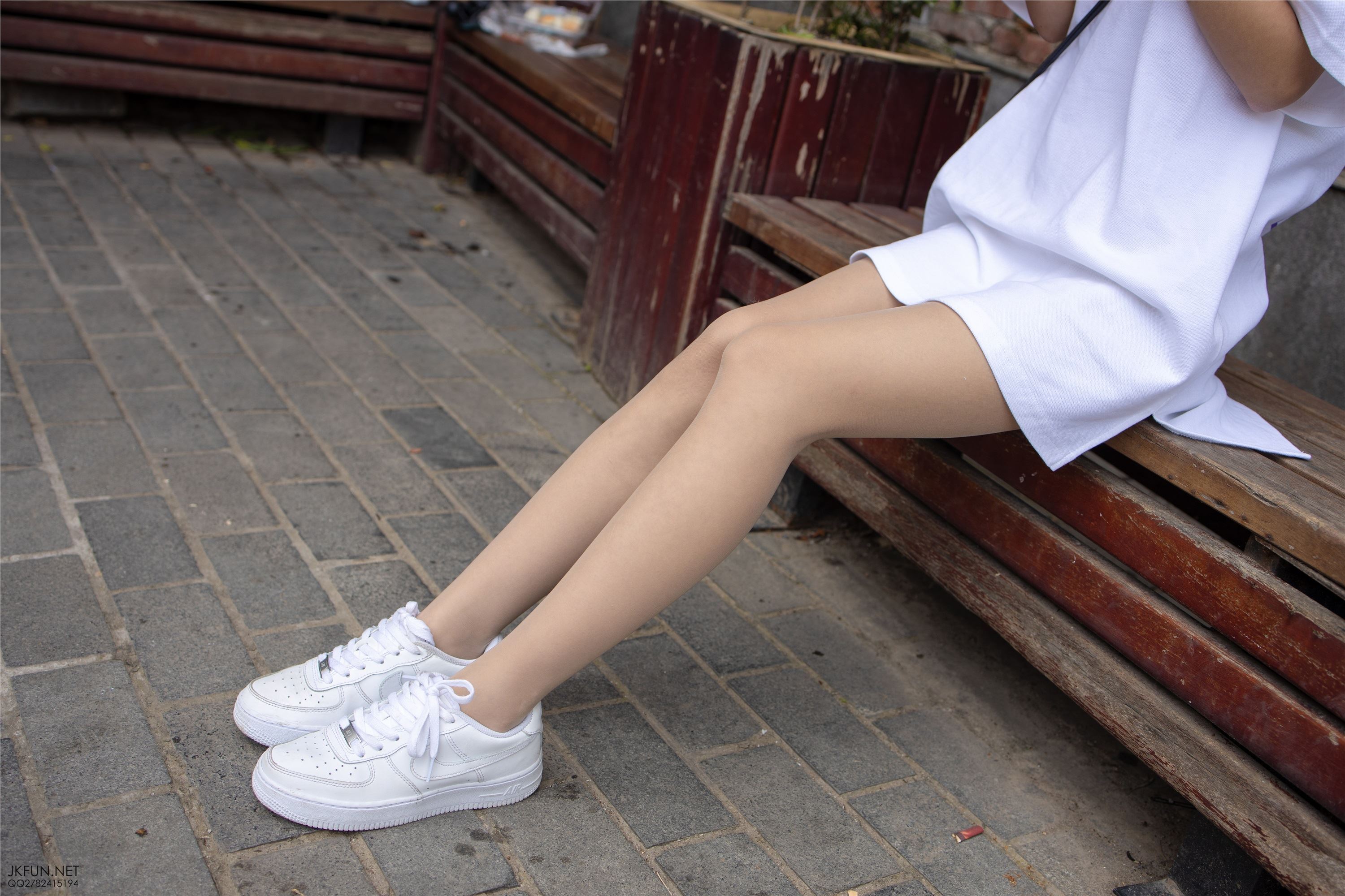 森萝财团萝莉丝足写真 JKFUN-012 10D肉丝运动鞋桌下