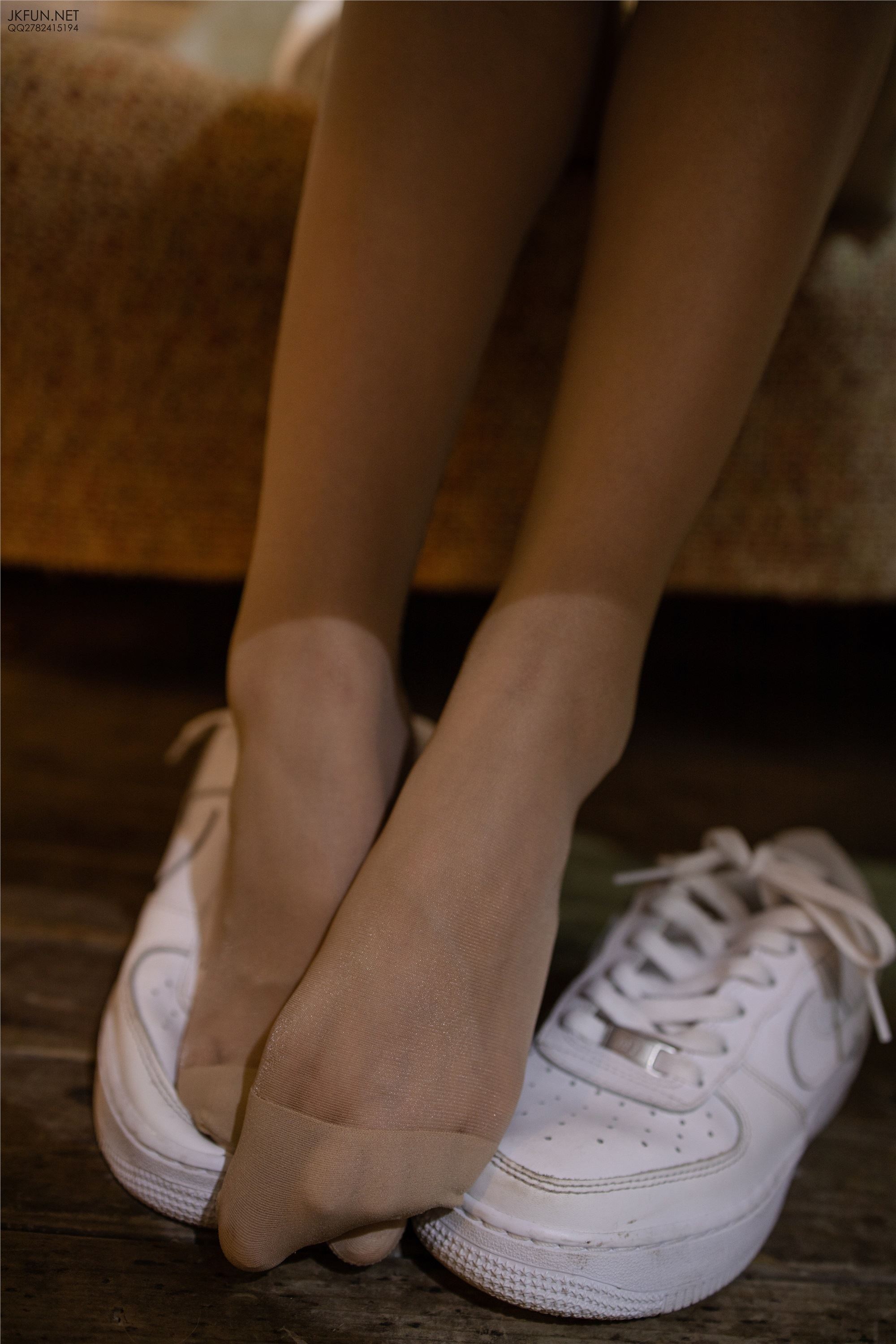 森萝财团萝莉丝足写真 JKFUN-012 10D肉丝运动鞋桌下