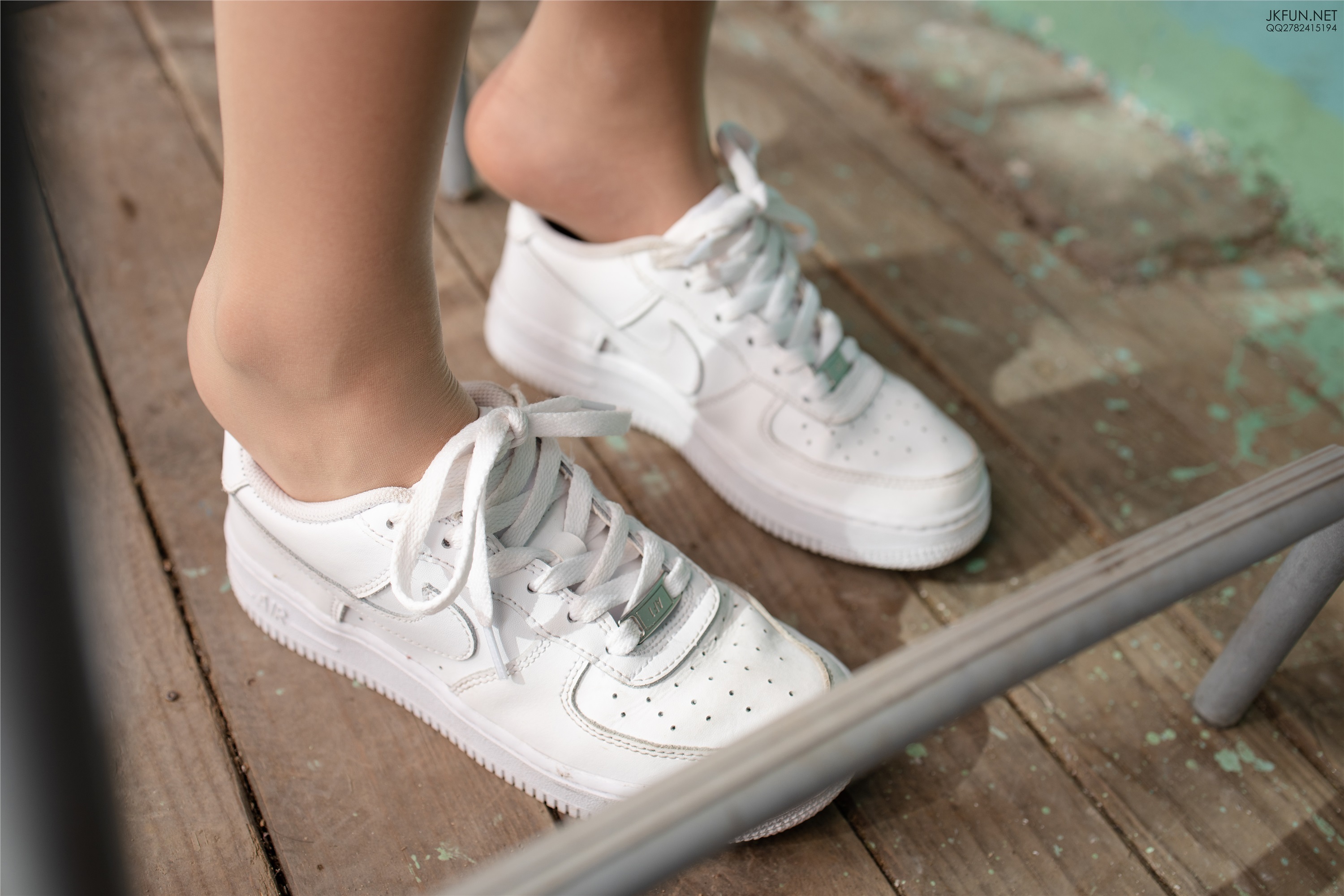 森萝财团萝莉丝足写真 JKFUN-012 10D肉丝运动鞋桌下