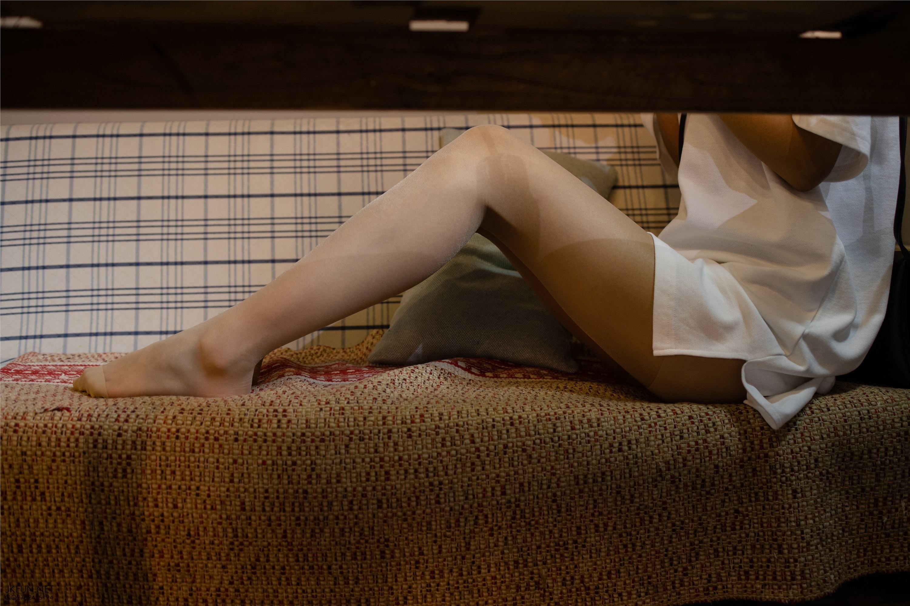 森萝财团萝莉丝足写真 JKFUN-012 10D肉丝运动鞋桌下