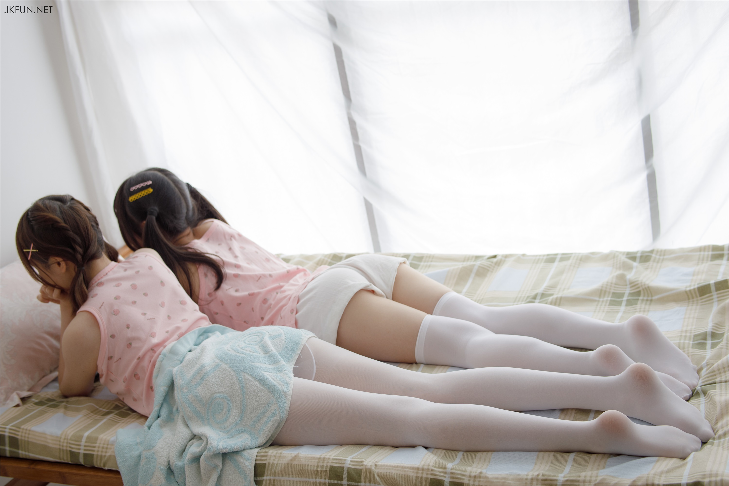 森萝财团萝莉丝足写真 JKFUN-015 白丝萝莉玩桶装水