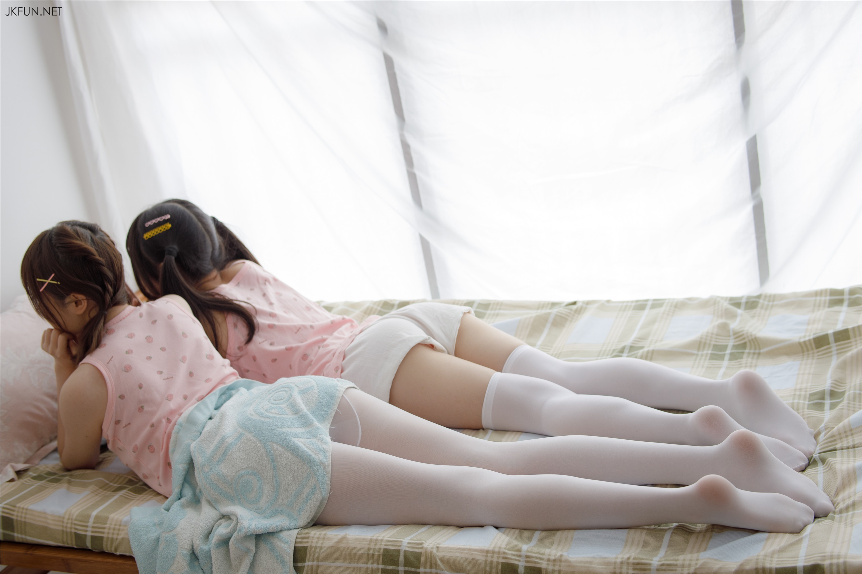 森萝财团萝莉丝足写真 JKFUN-015 白丝萝莉玩桶装水