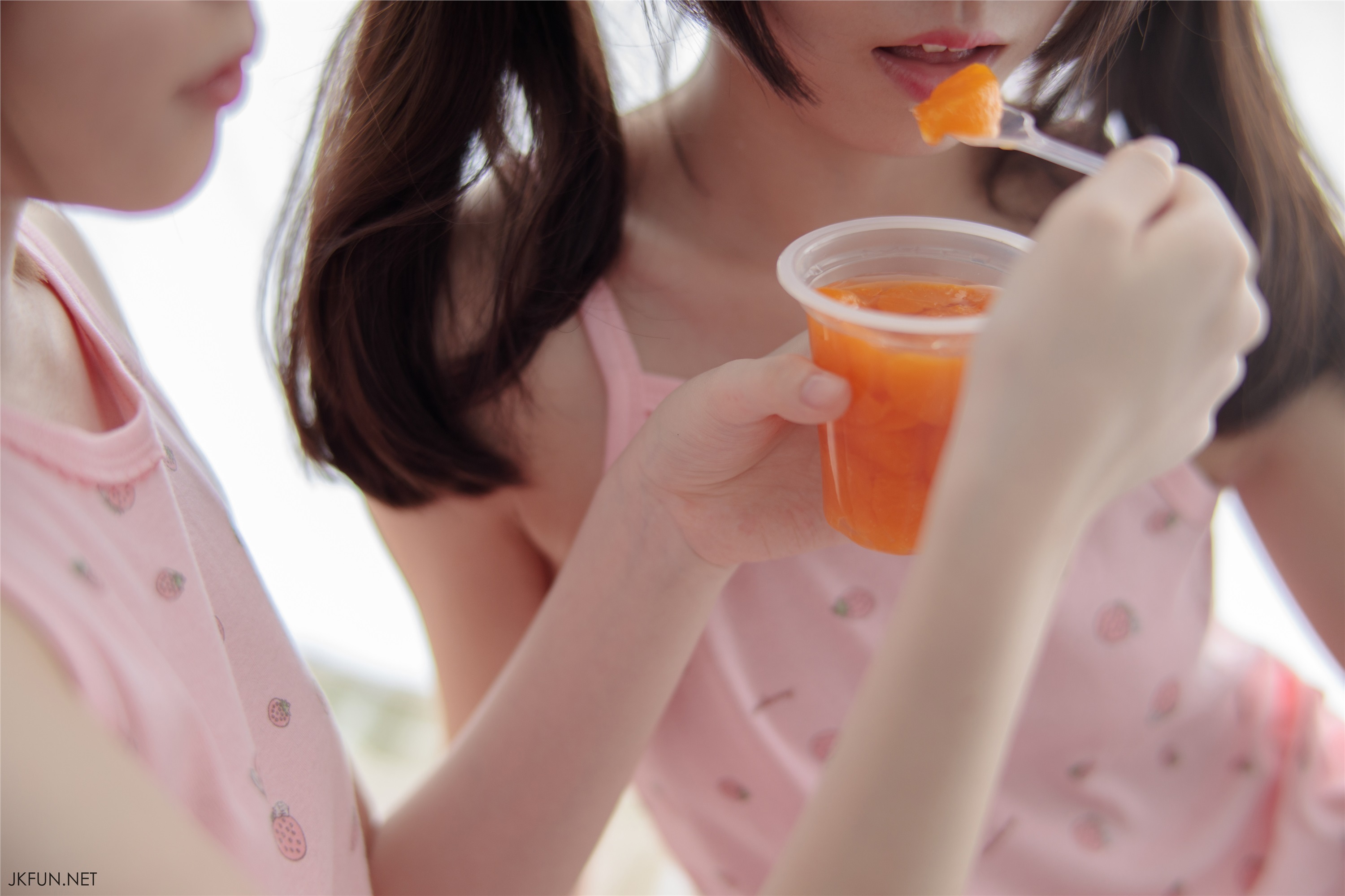 森萝财团萝莉丝足写真 JKFUN-015 白丝萝莉玩桶装水