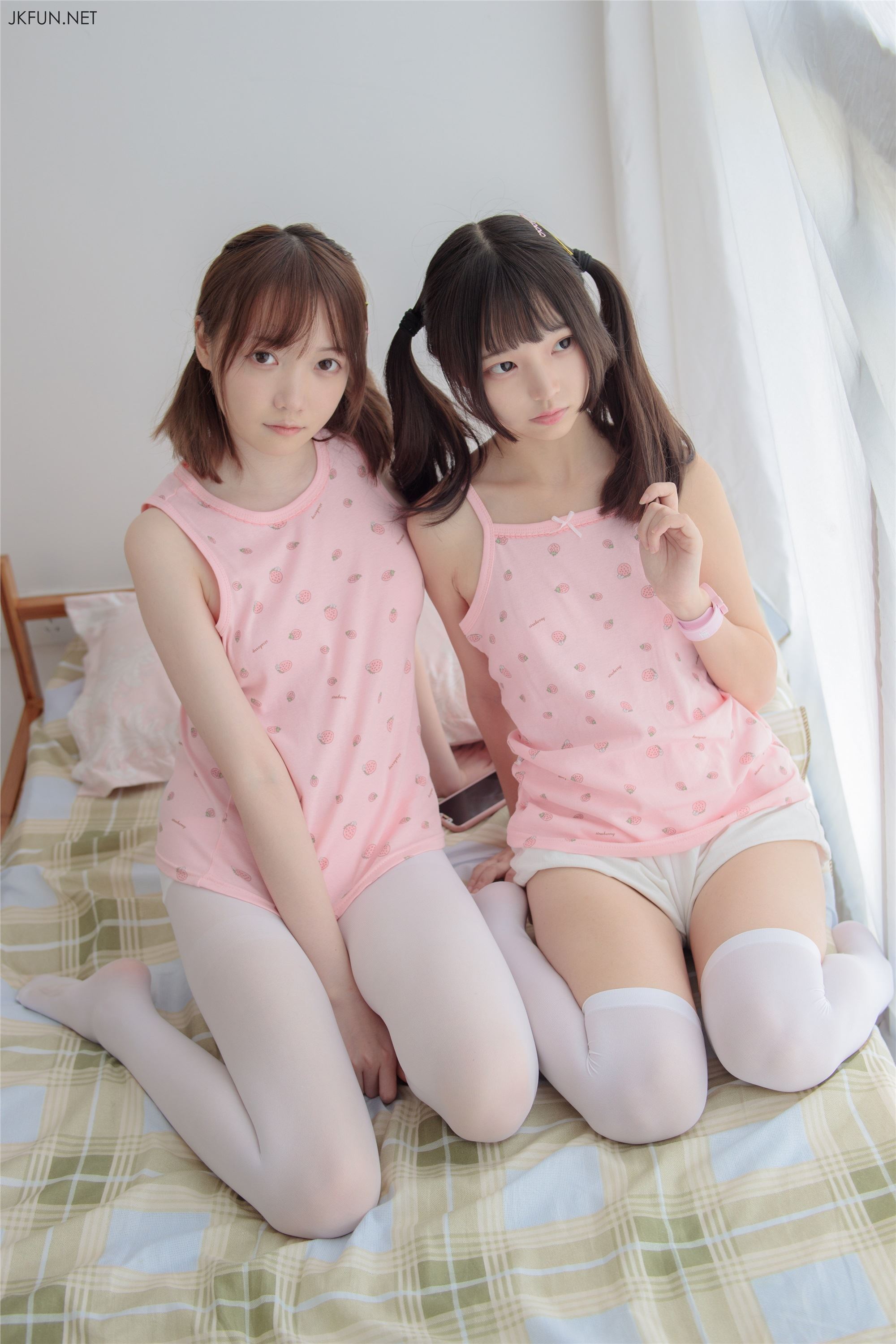 森萝财团萝莉丝足写真 JKFUN-015 白丝萝莉玩桶装水