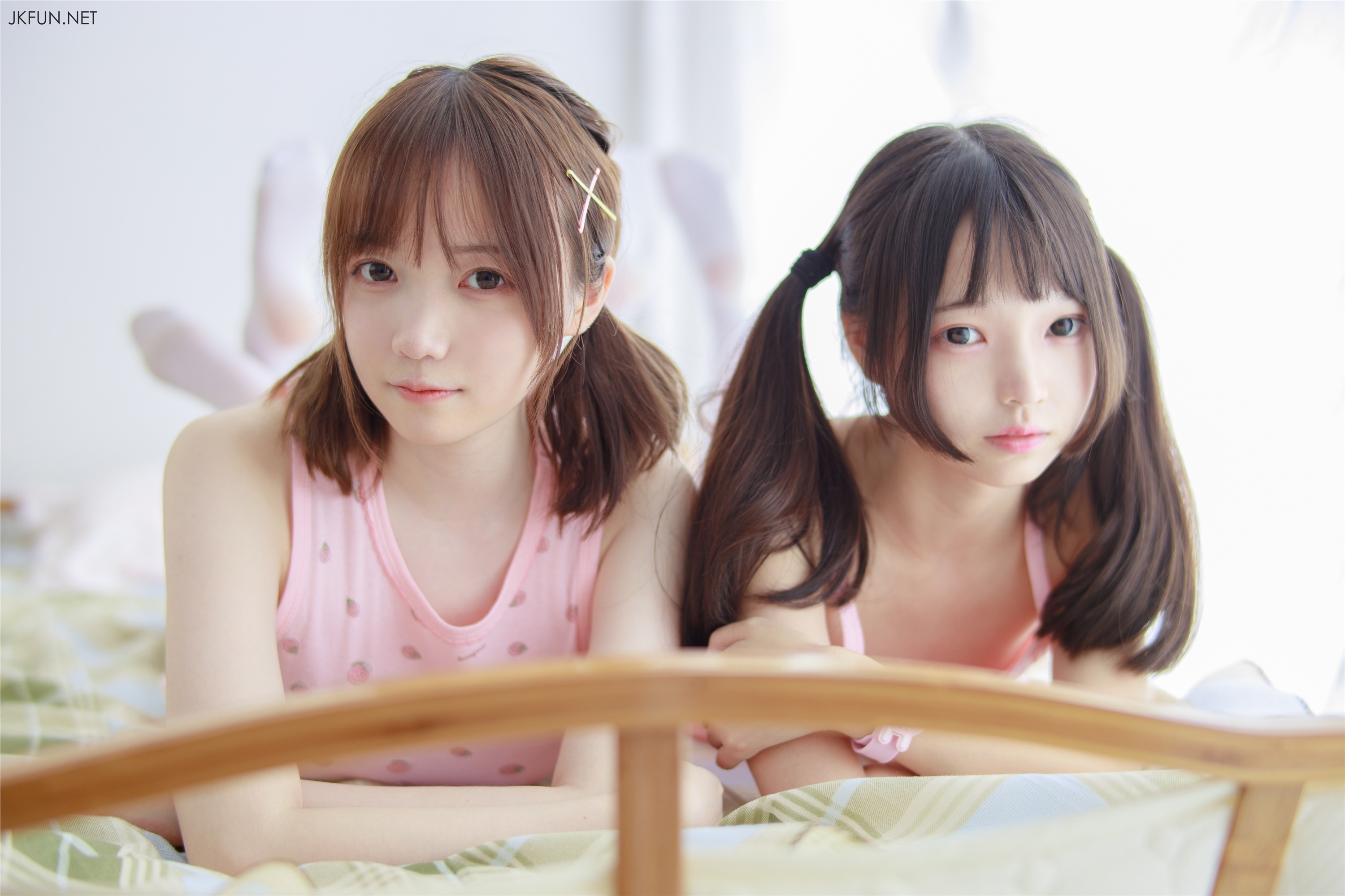 森萝财团萝莉丝足写真 JKFUN-015 白丝萝莉玩桶装水