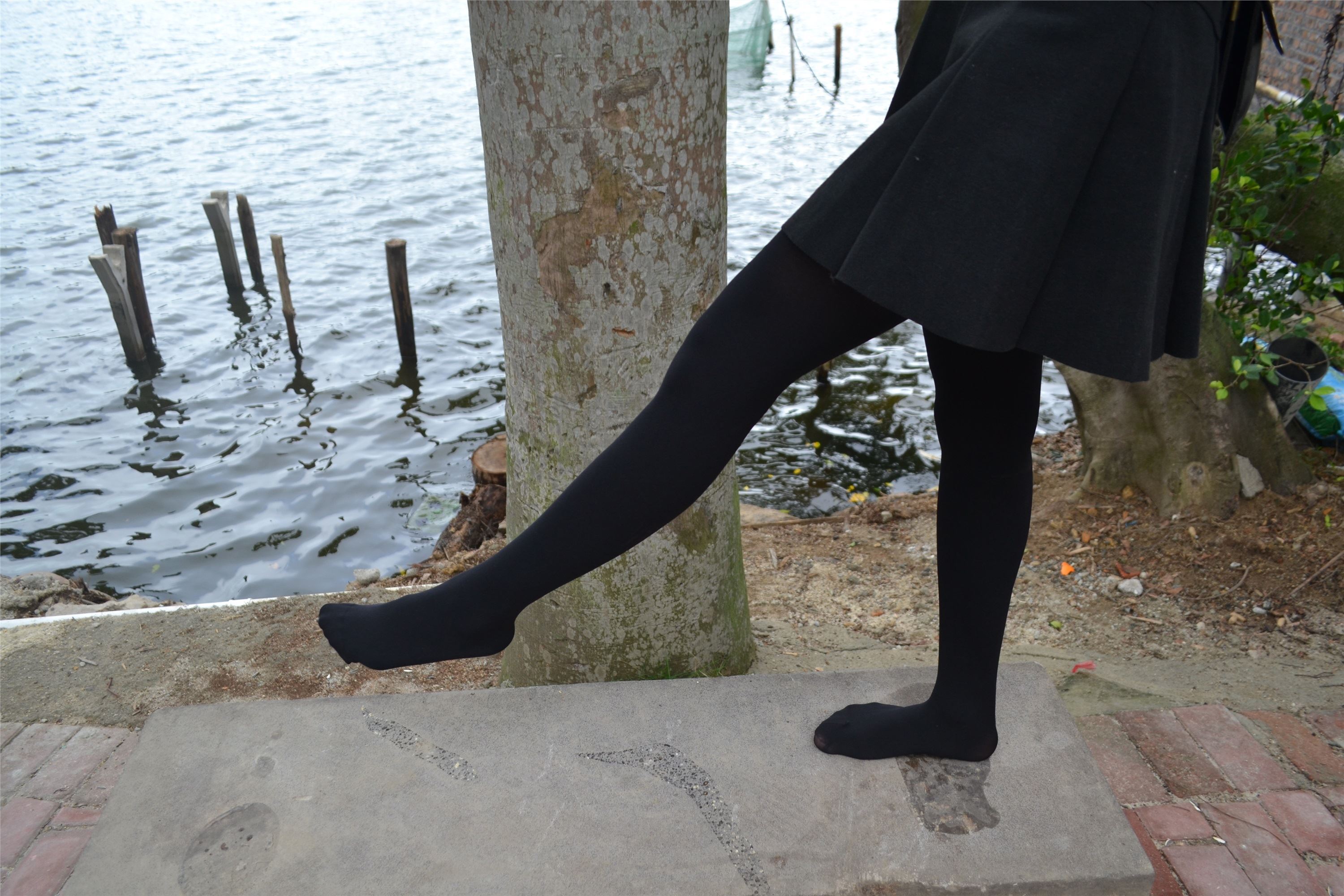 大西瓜套图 S014 湖边黑丝妹109p