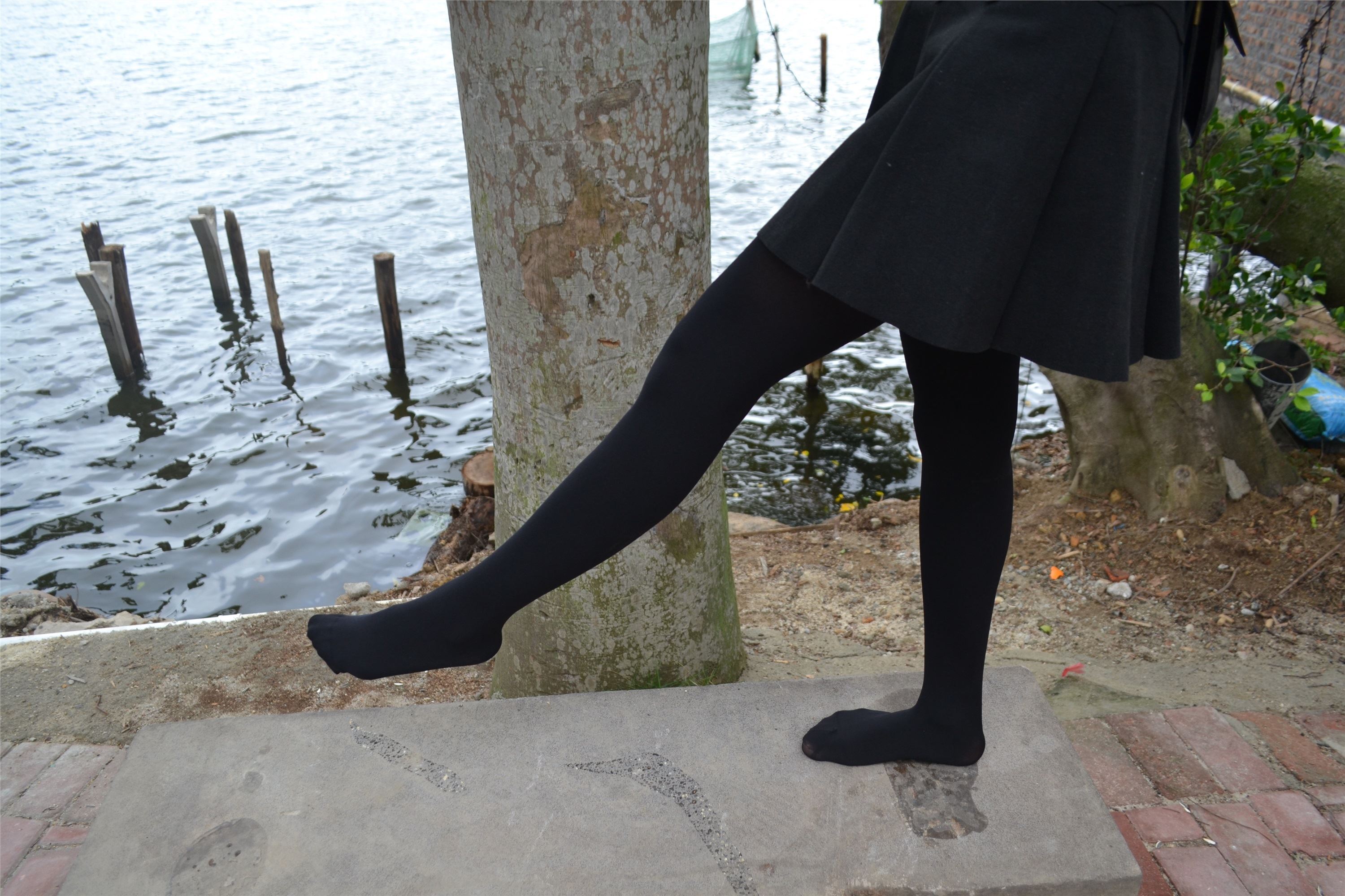 大西瓜套图 S014 湖边黑丝妹109p