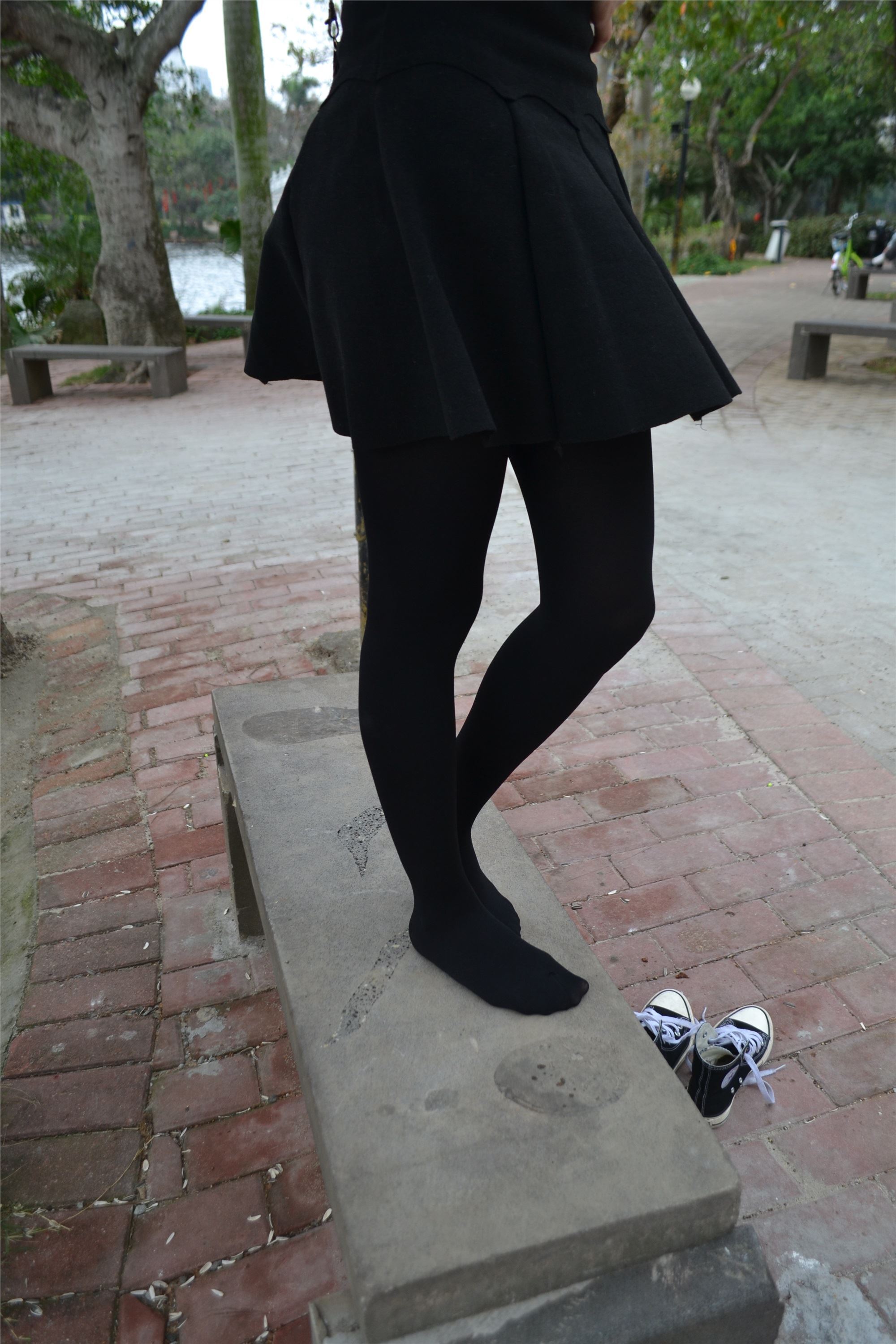 大西瓜套图 S014 湖边黑丝妹109p