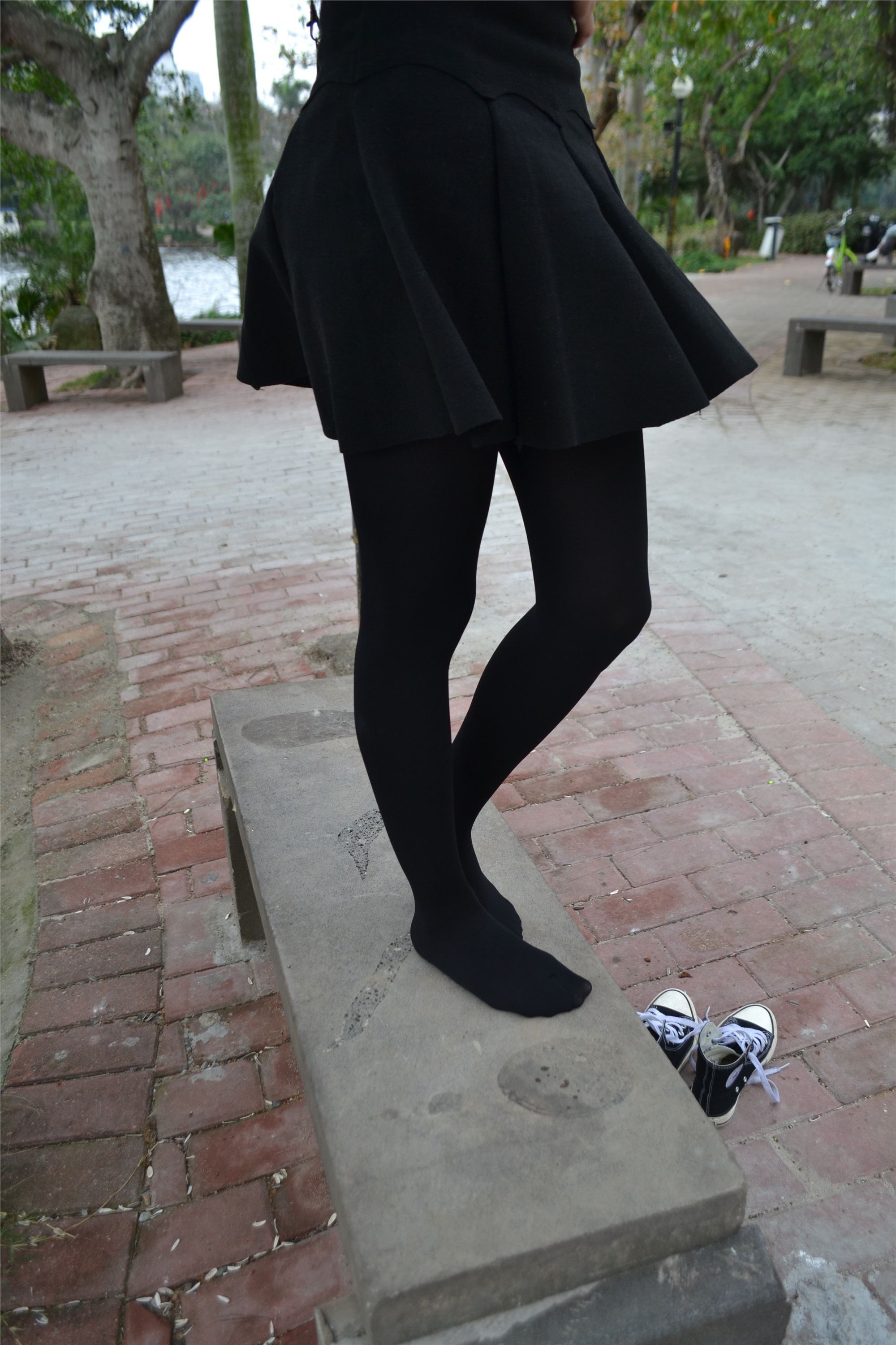 大西瓜套图 S014 湖边黑丝妹109p