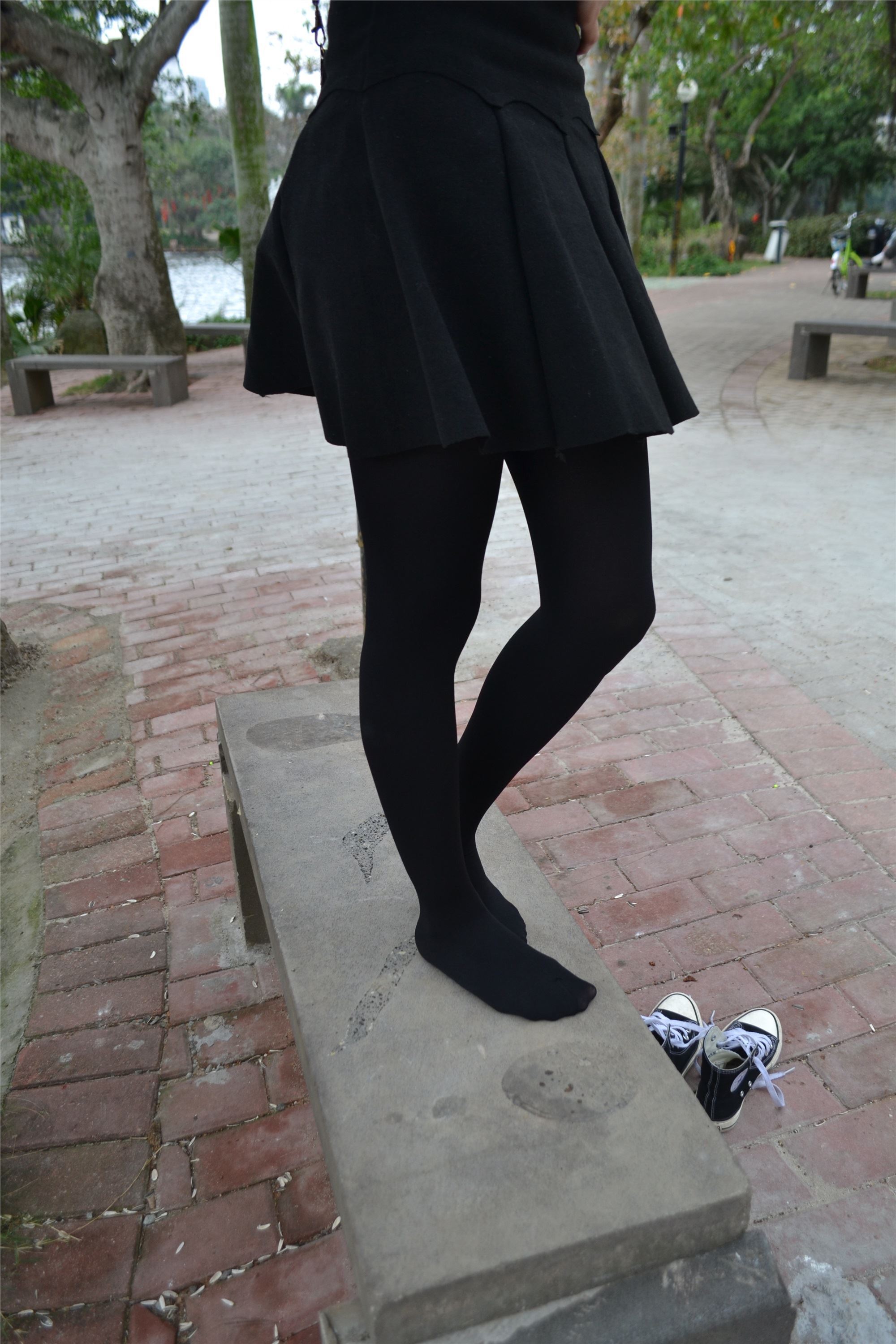 大西瓜套图 S014 湖边黑丝妹109p