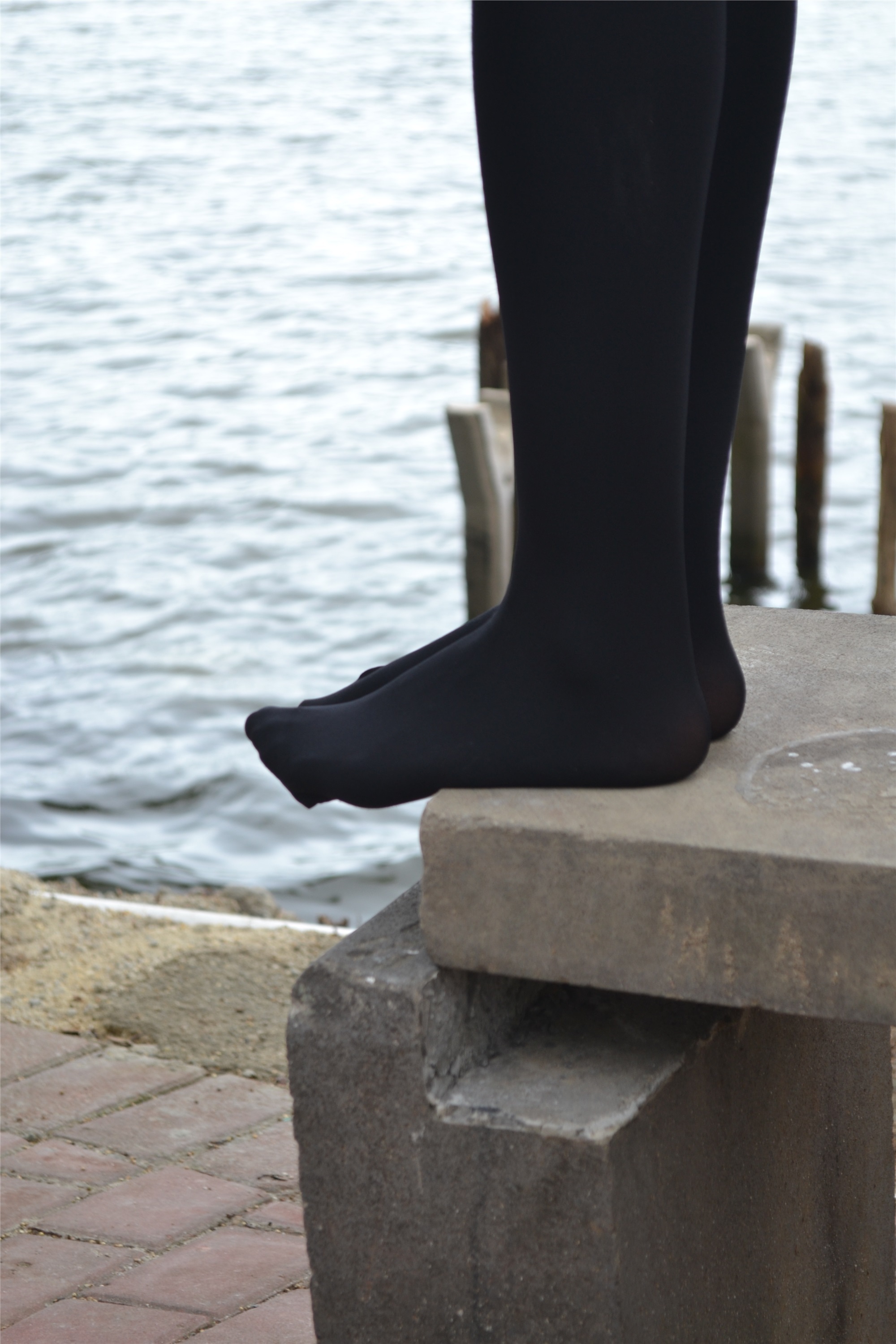 大西瓜套图 S014 湖边黑丝妹109p