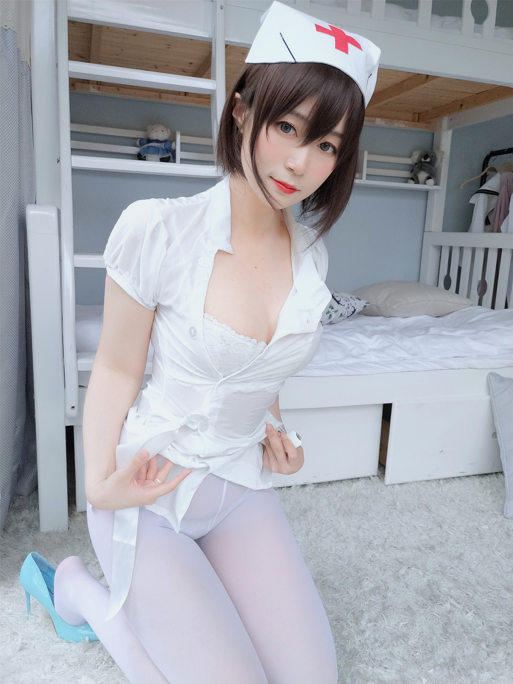 Coser小姐姐白银 – 白丝小护士