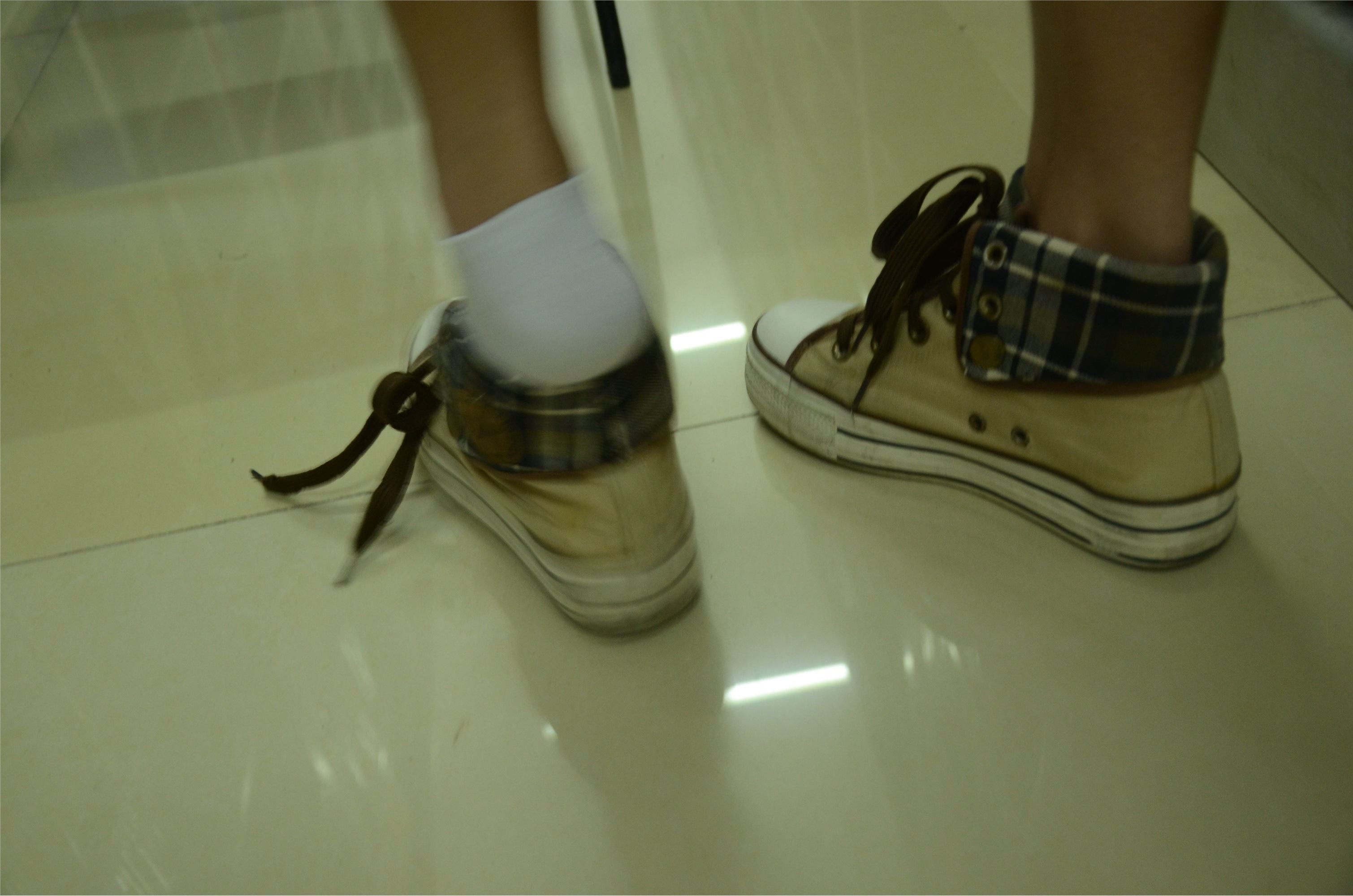 战前女神  恋足美腿棉袜女神级摄影套图 081