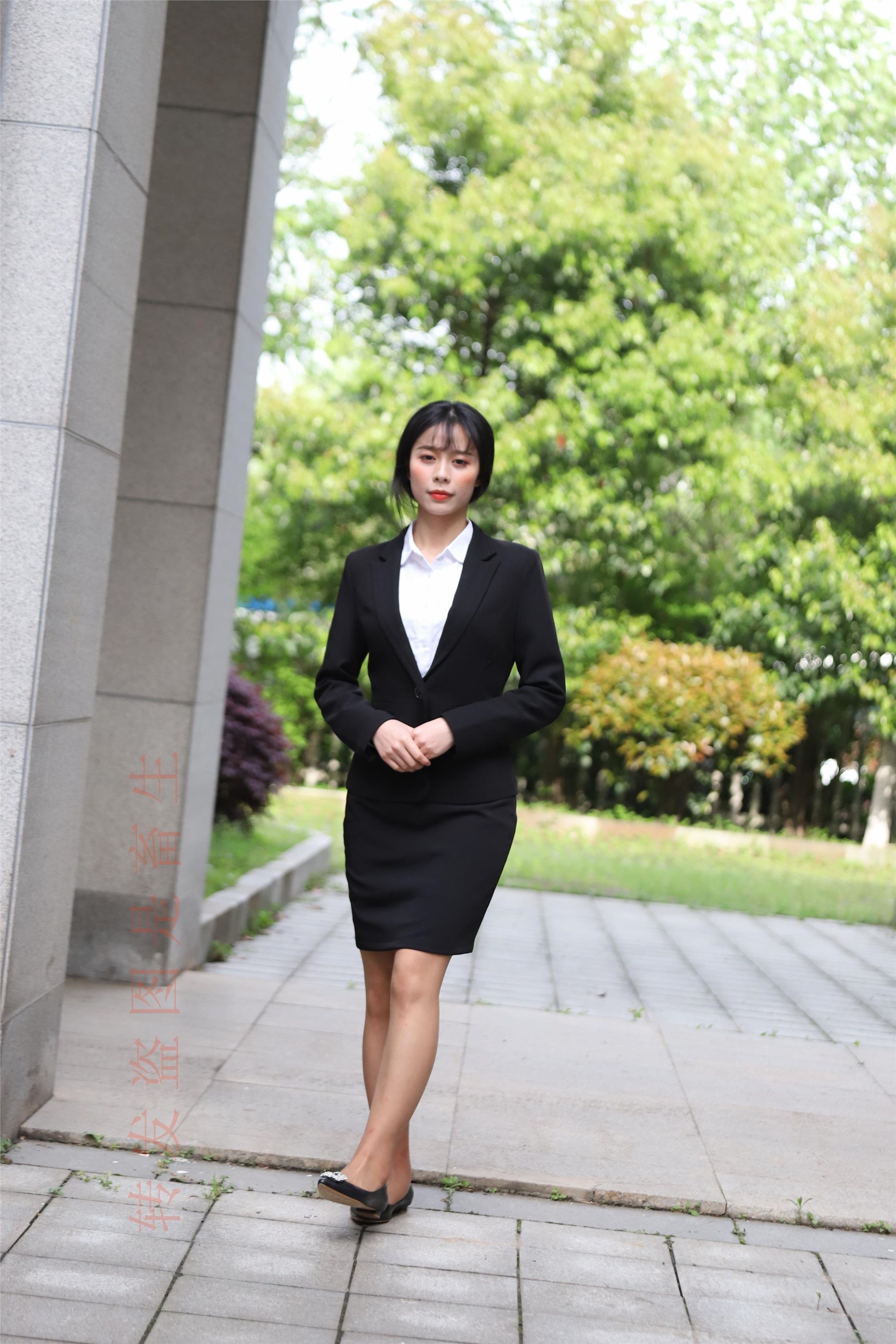 大西瓜套图  2018 4月活动 模特二 职业装薄灰