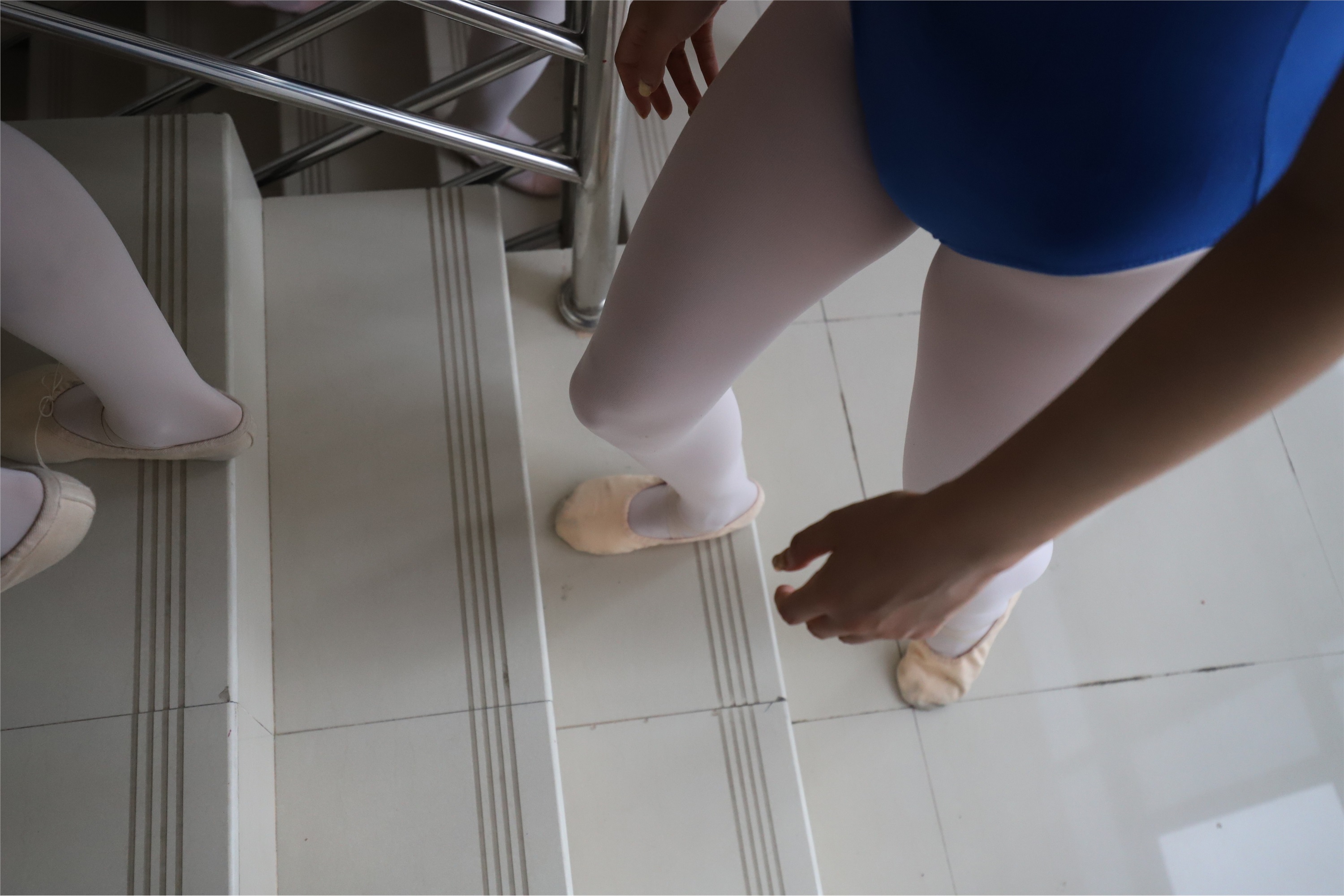 大西瓜美女图片 W004 多色舞蹈服 650p4