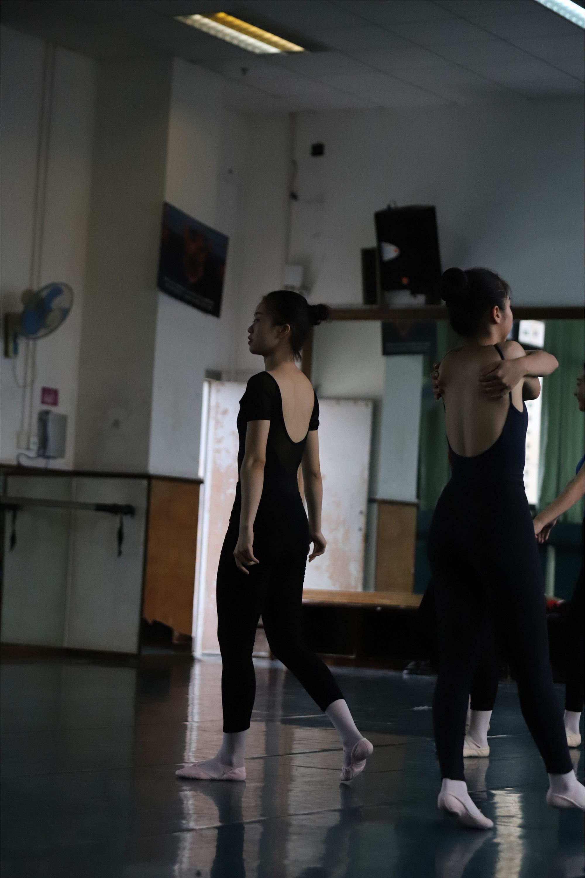 大西瓜美女图片 W004 多色舞蹈服 650p5