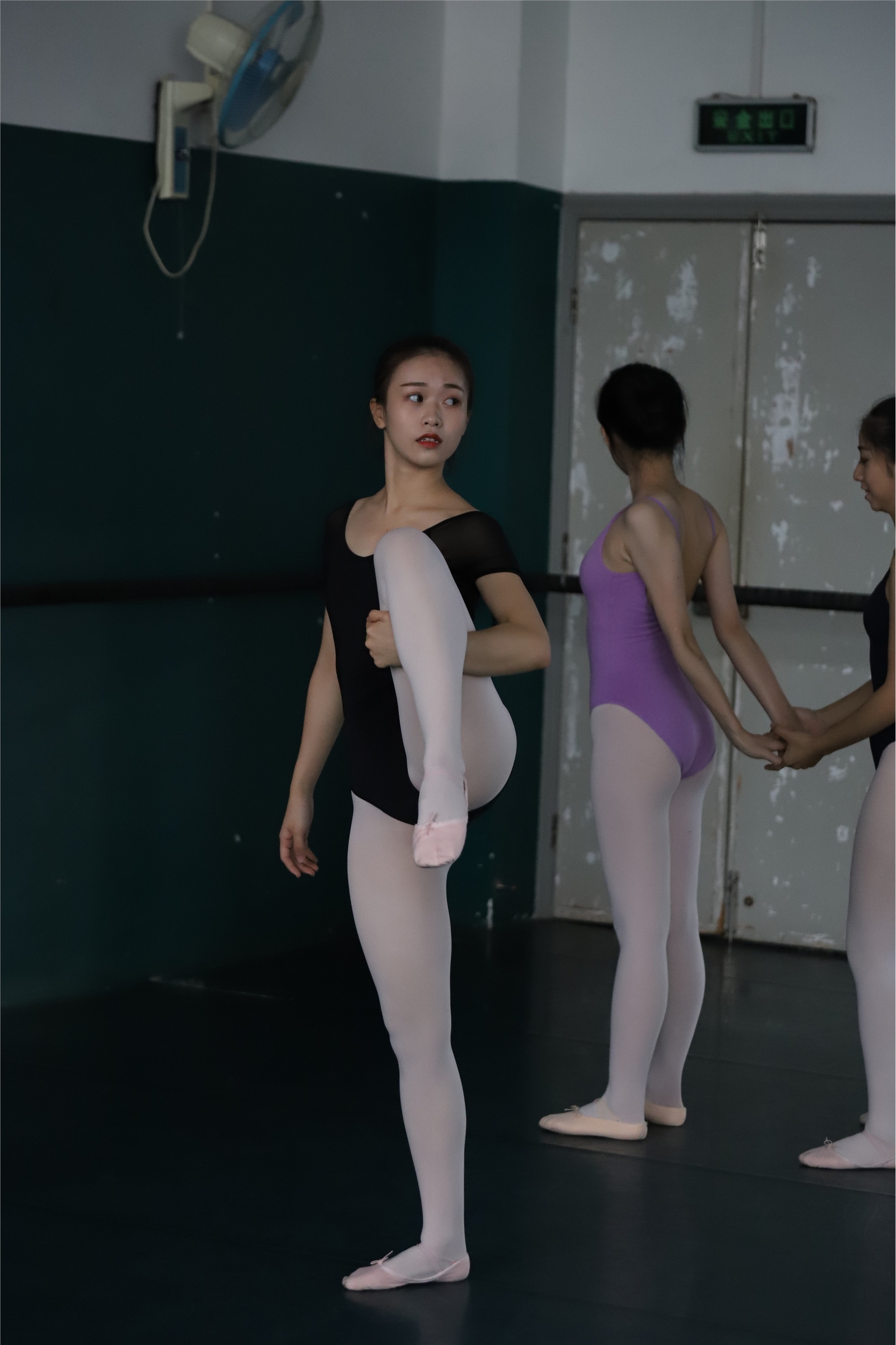 大西瓜美女图片 W004 多色舞蹈服 650p5