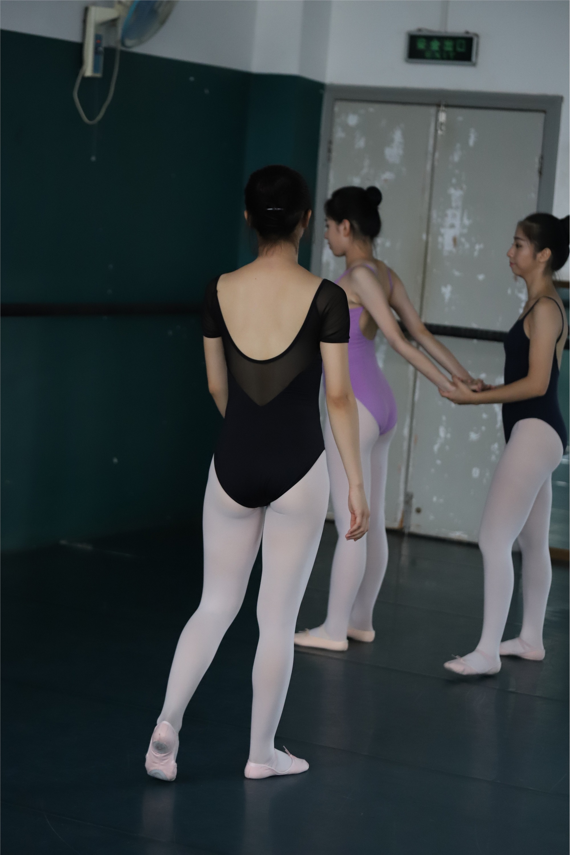 大西瓜美女图片 W004 多色舞蹈服 650p5