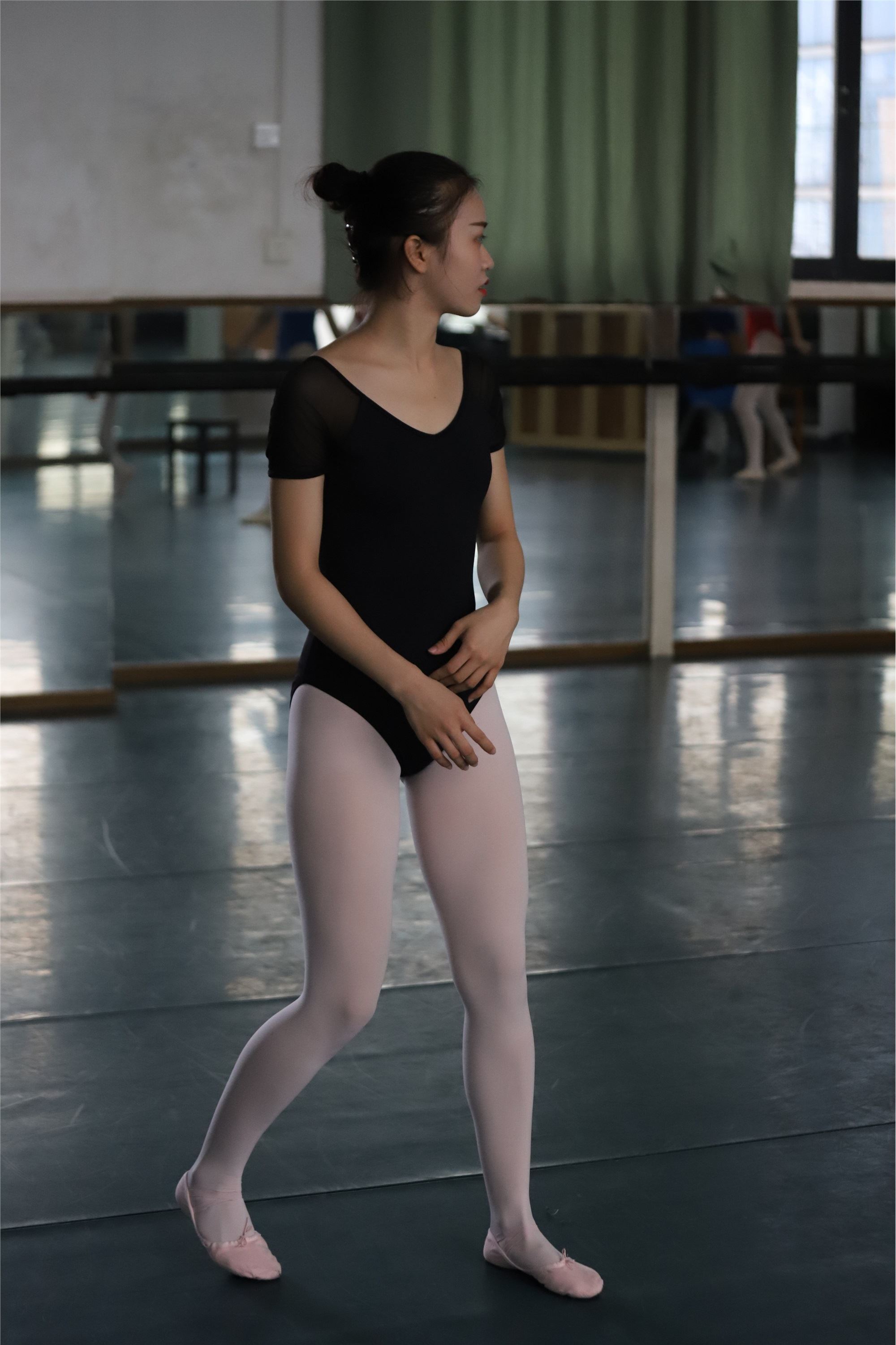 大西瓜美女图片 W004 多色舞蹈服 650p5