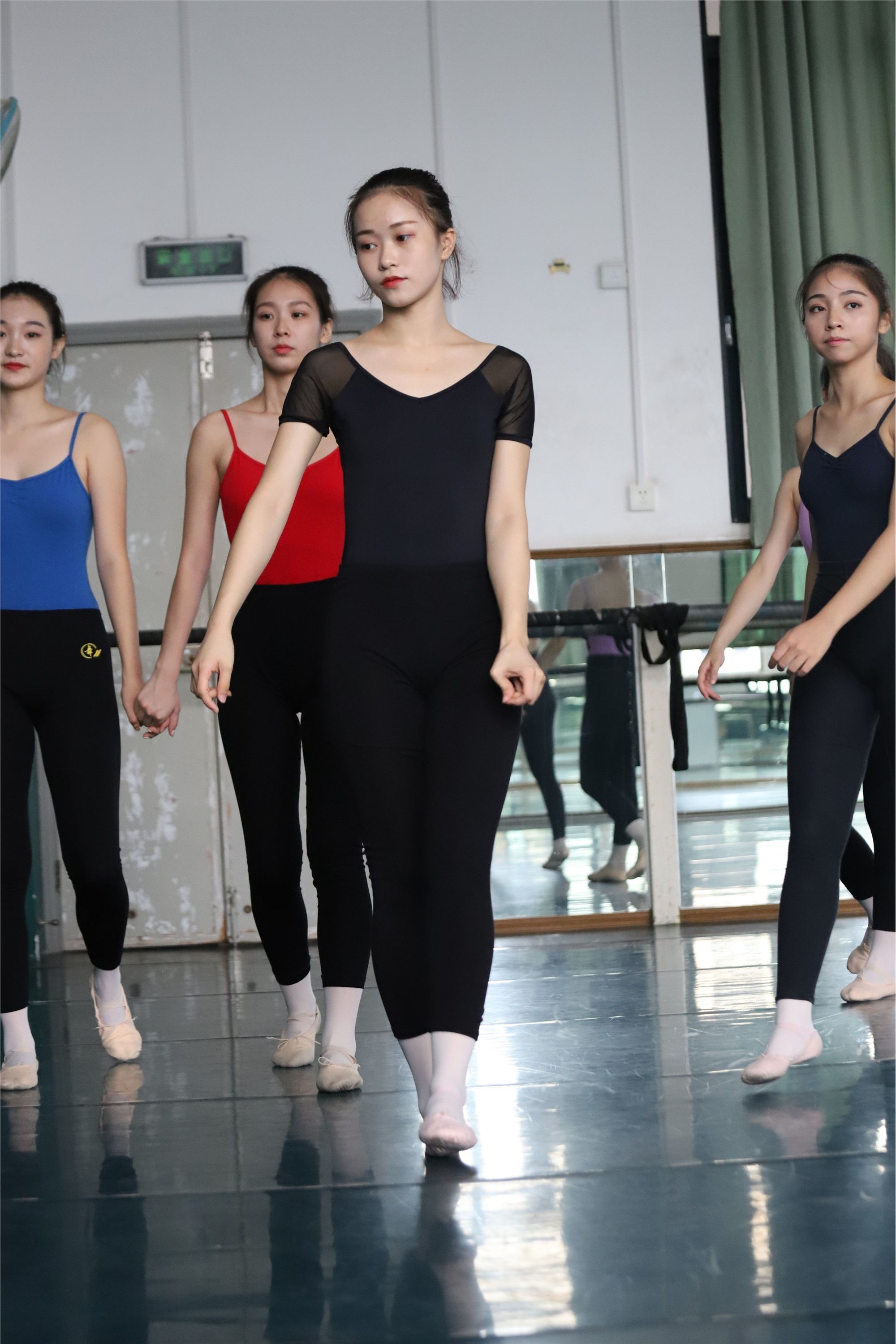 大西瓜美女图片 W004 多色舞蹈服 650p5