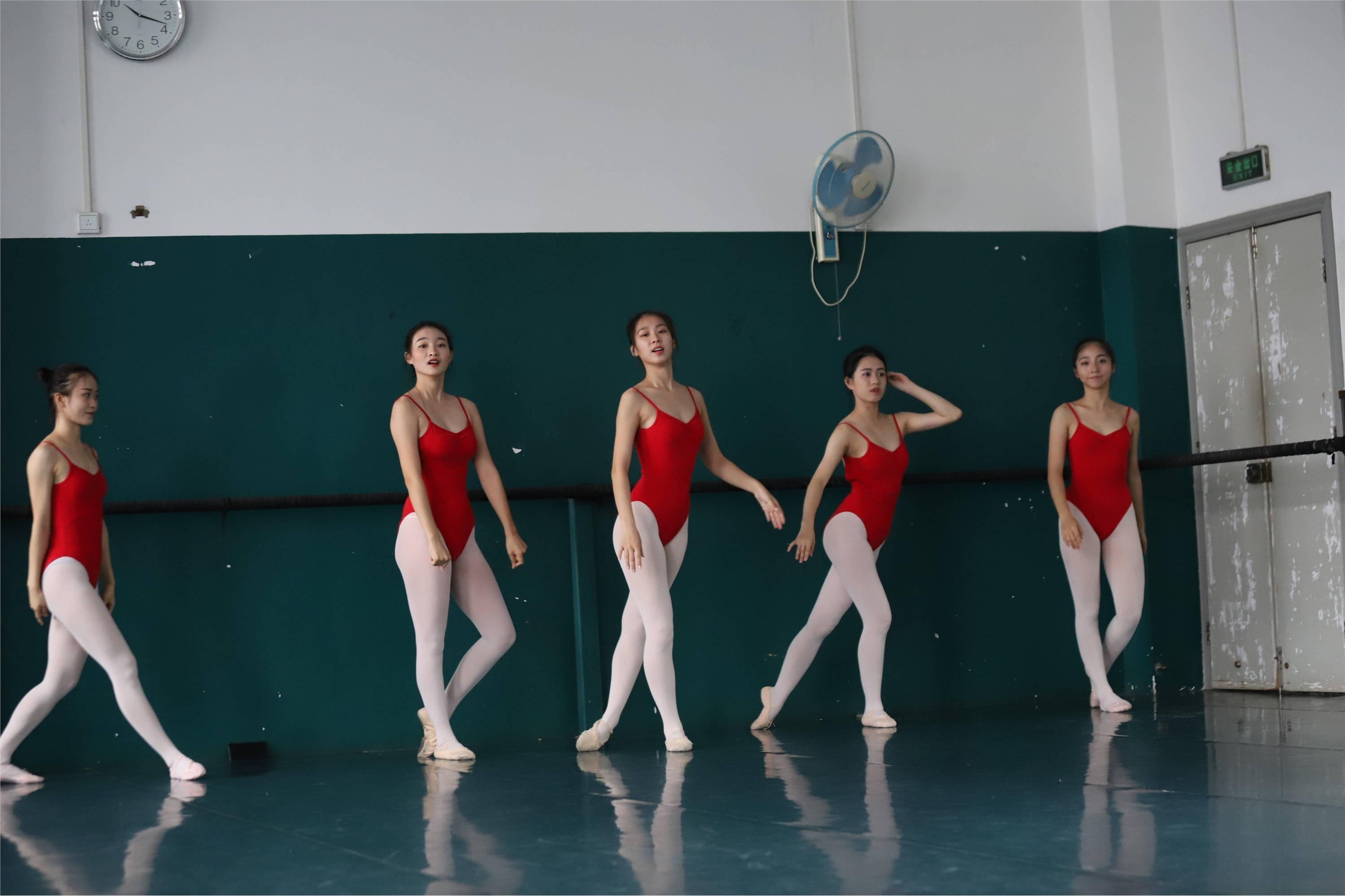 大西瓜美女图片 W005 红色舞蹈服 669P1