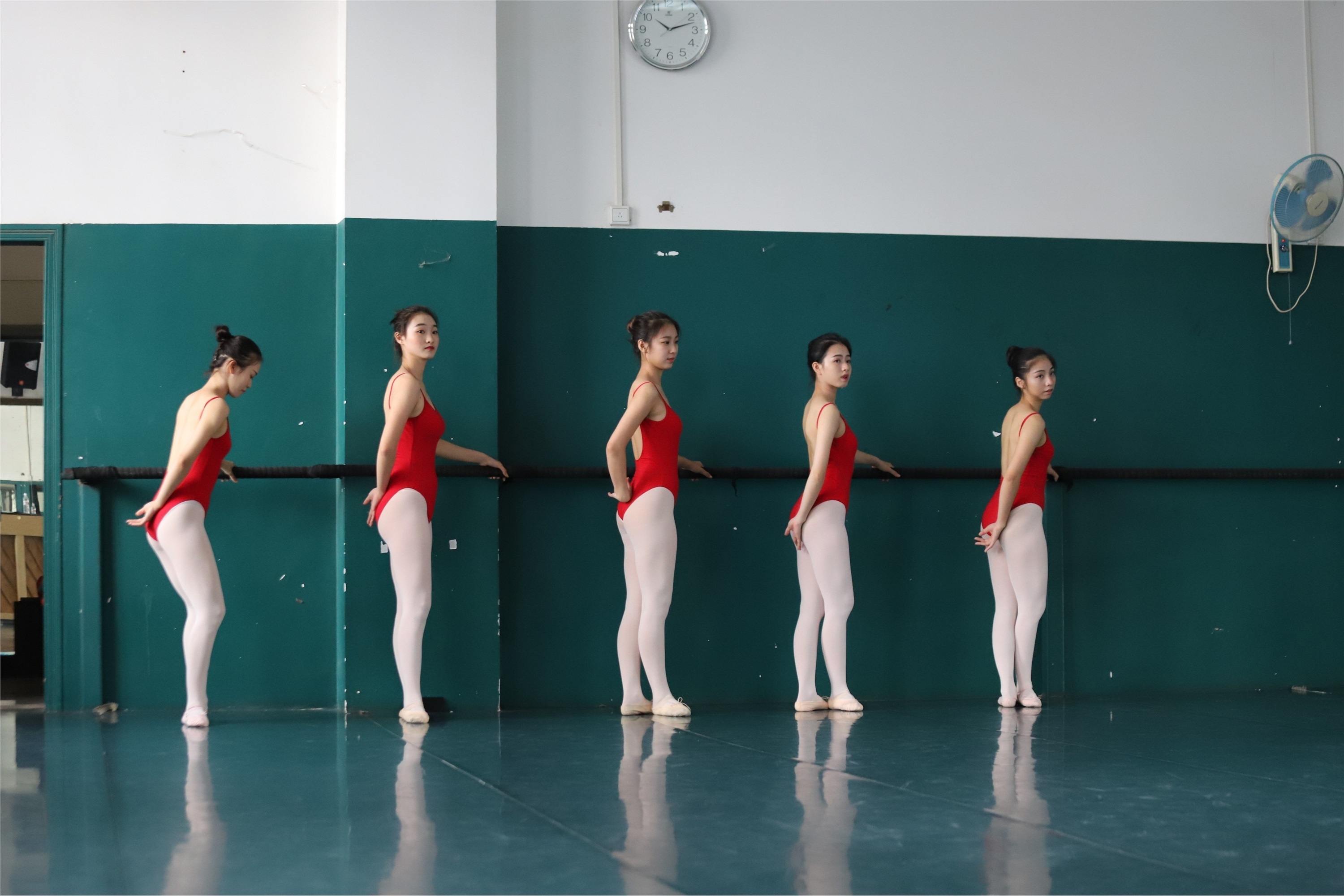 大西瓜美女图片 W005 红色舞蹈服 669P1