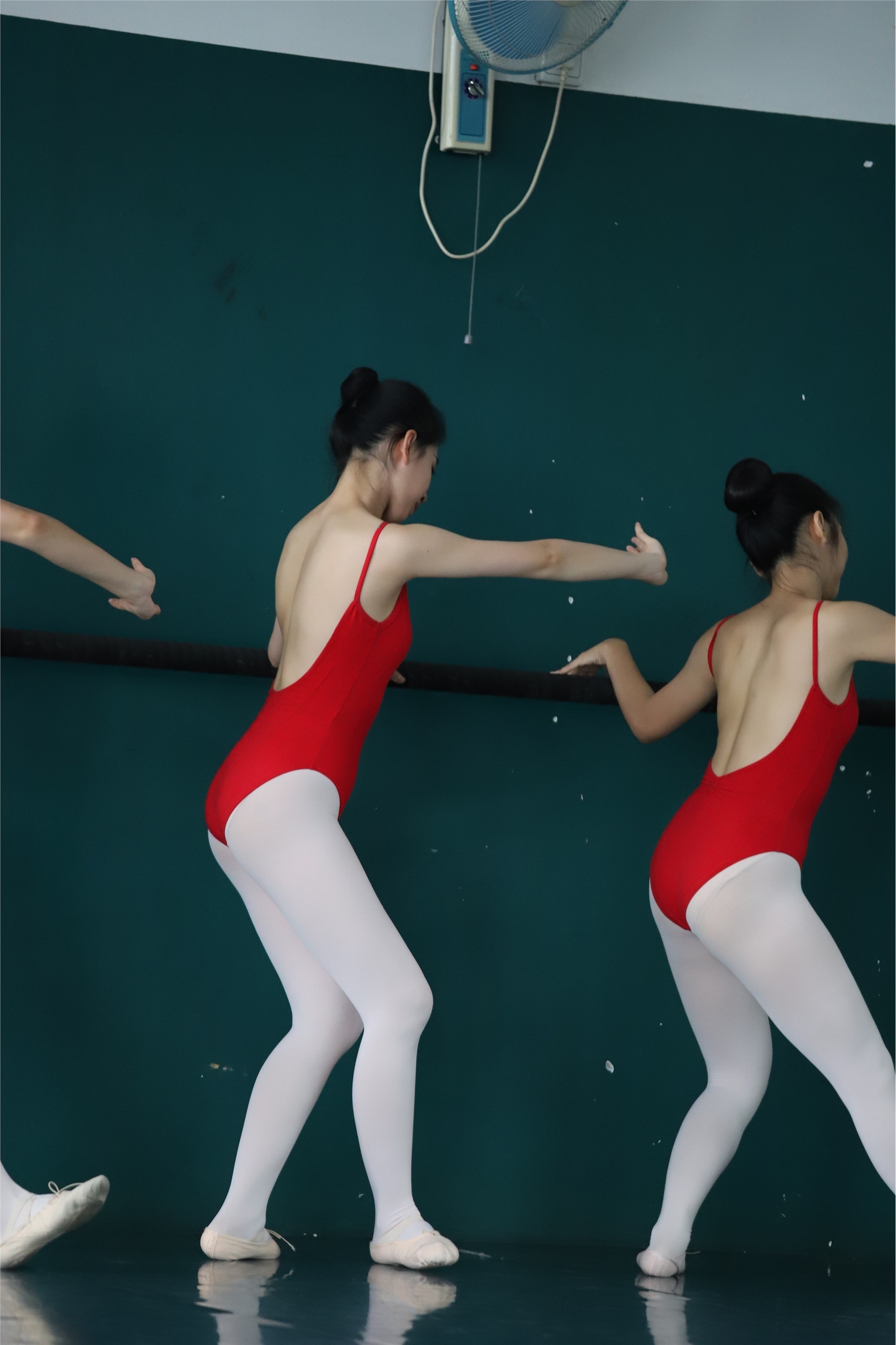 大西瓜美女图片 W005 红色舞蹈服 669P1